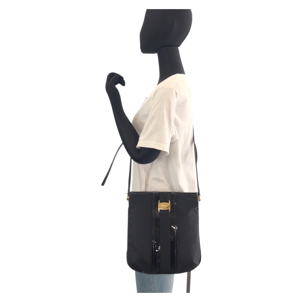 15279
Salvatore Ferragamo サルヴァトーレフェラガモ ヴァラ ブラック 黒 ゴールド金具 ナイロン / パテントレザー ショルダーバッグ ポシェット  レディース