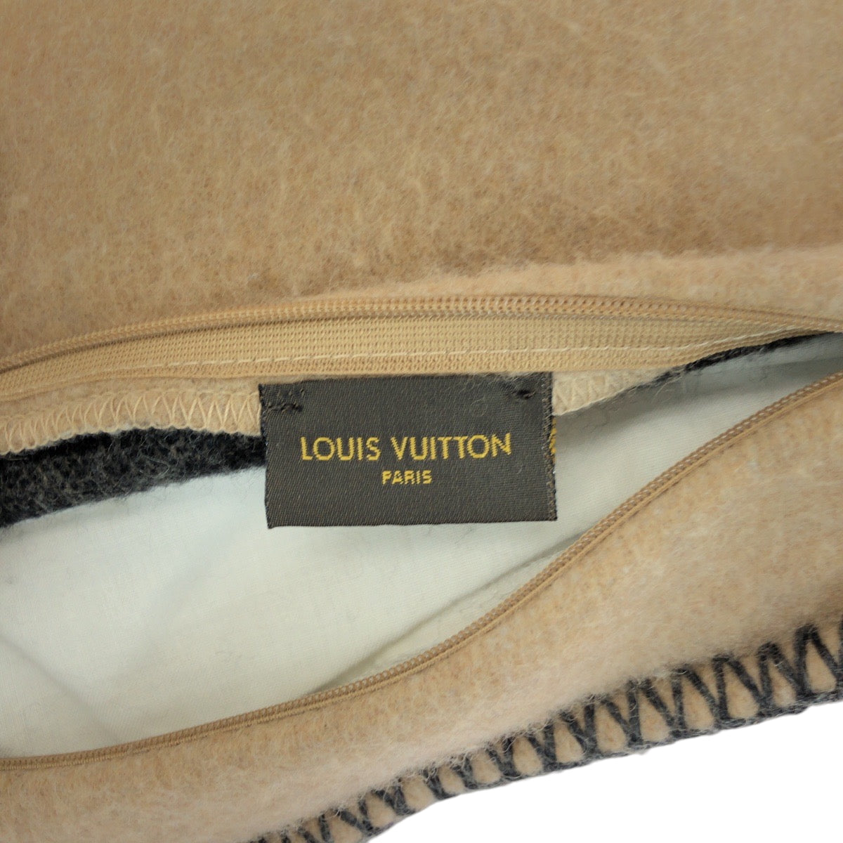 15291
LOUIS VUITTON ルイヴィトン カシミアロゴ ブラウン グレー カシミヤ R99304 インテリア クッション レディース A52