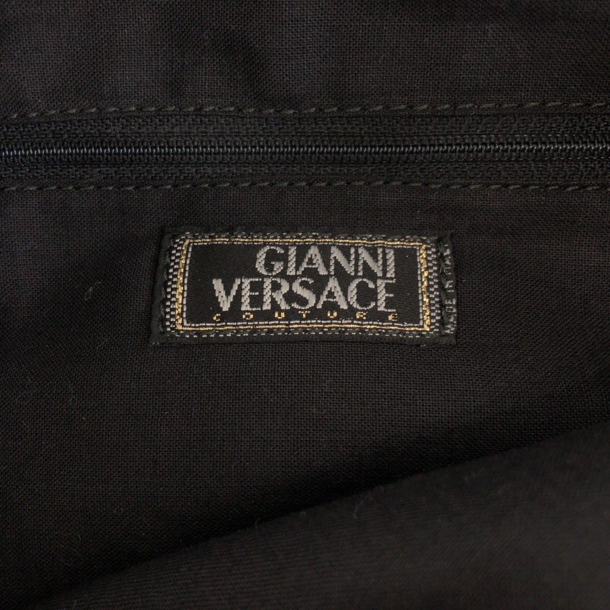 15293
VERSACE ヴェルサーチ ヴィンテージ バロック柄 メデューサ ブラック イエロー ゴールド金具 コットン ホーボー ワンショルダーバッグ 肩掛け  レディース