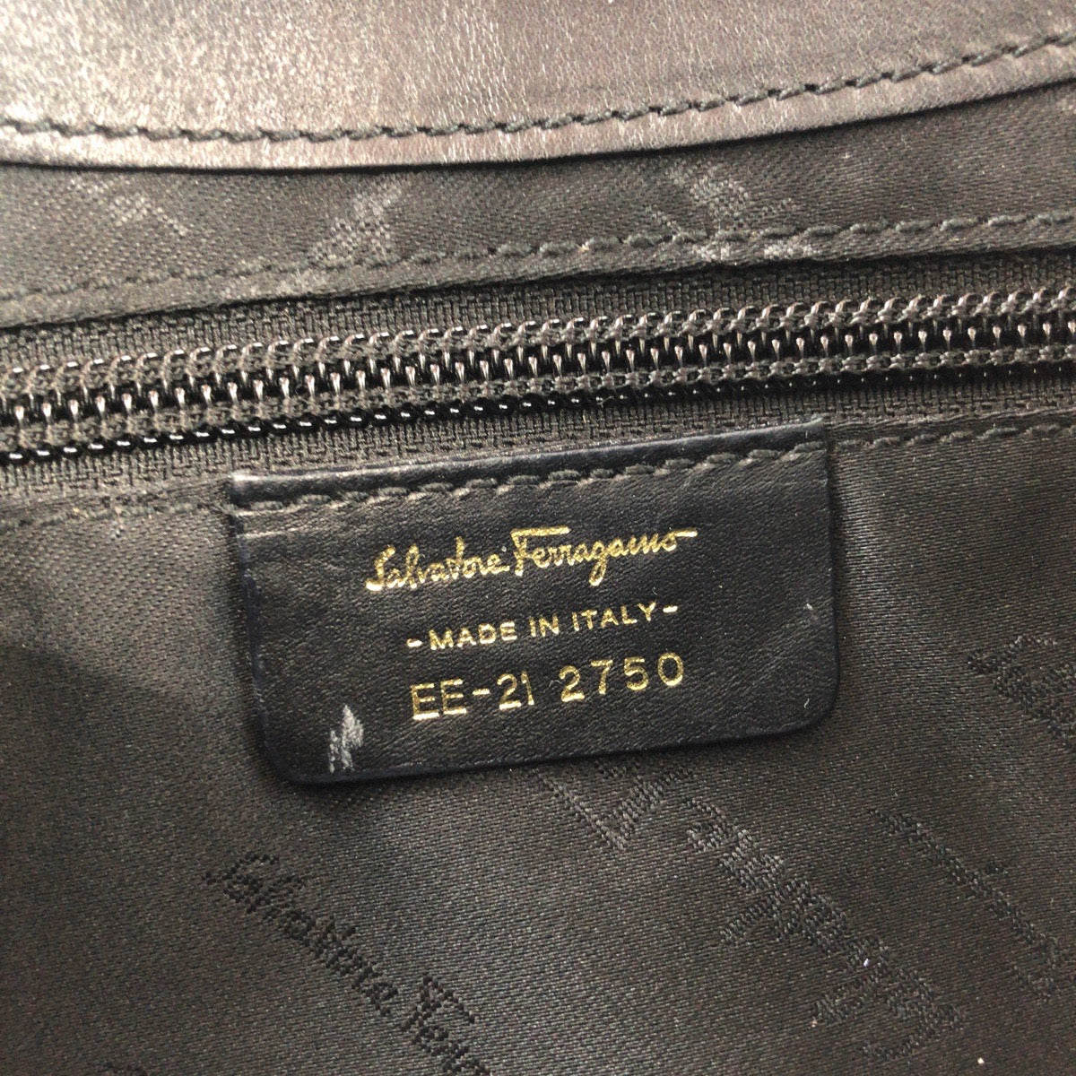 15372
Salvatore Ferragamo サルヴァトーレフェラガモ ガンチーニ ブラック 黒 ゴールド金具 レザー ホーボー ワンショルダーバッグ 肩掛け  レディース