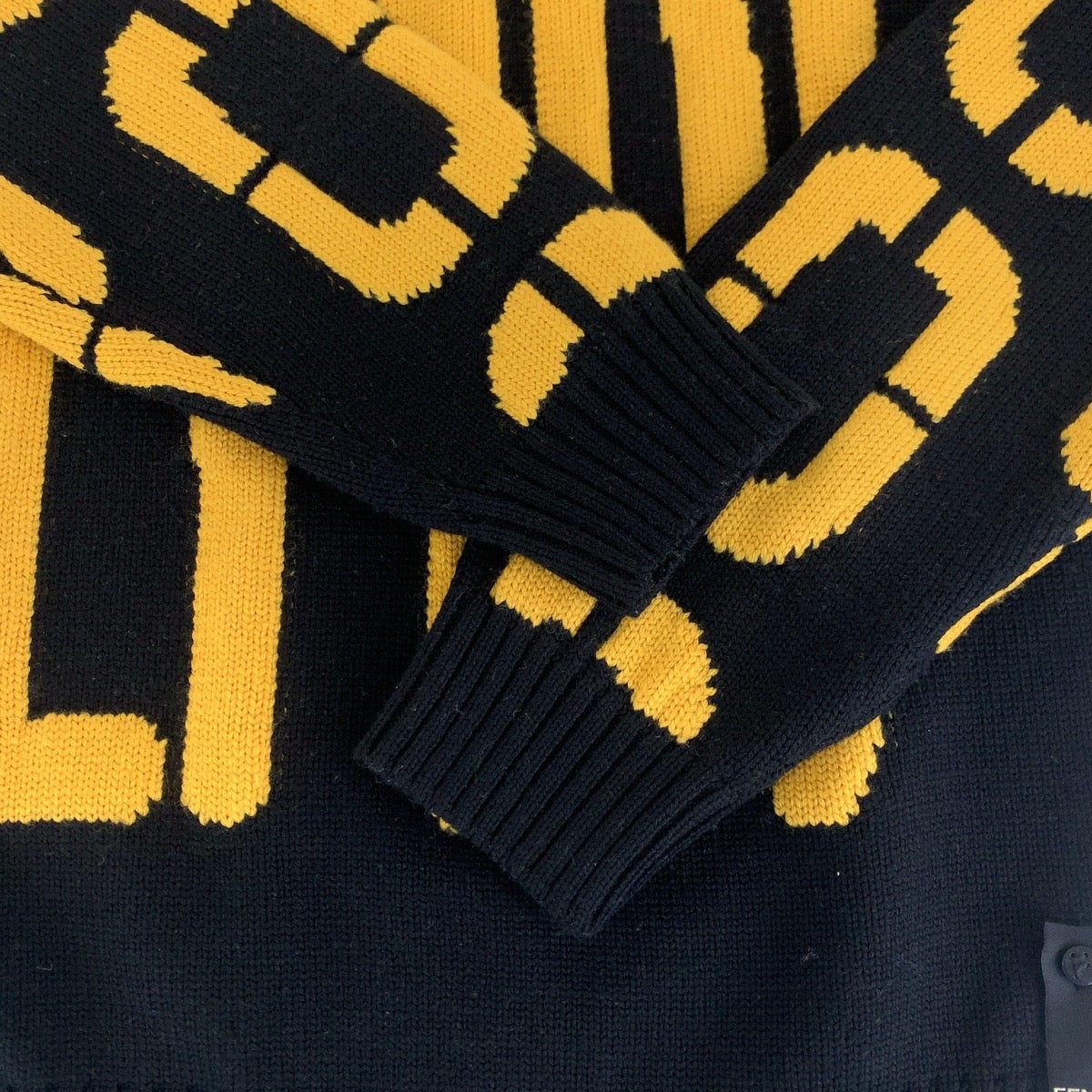 15414
FENDI フェンディ ビッグロゴ ブラック イエロー ウール FZY111 ADU6 ニット セーター  メンズ