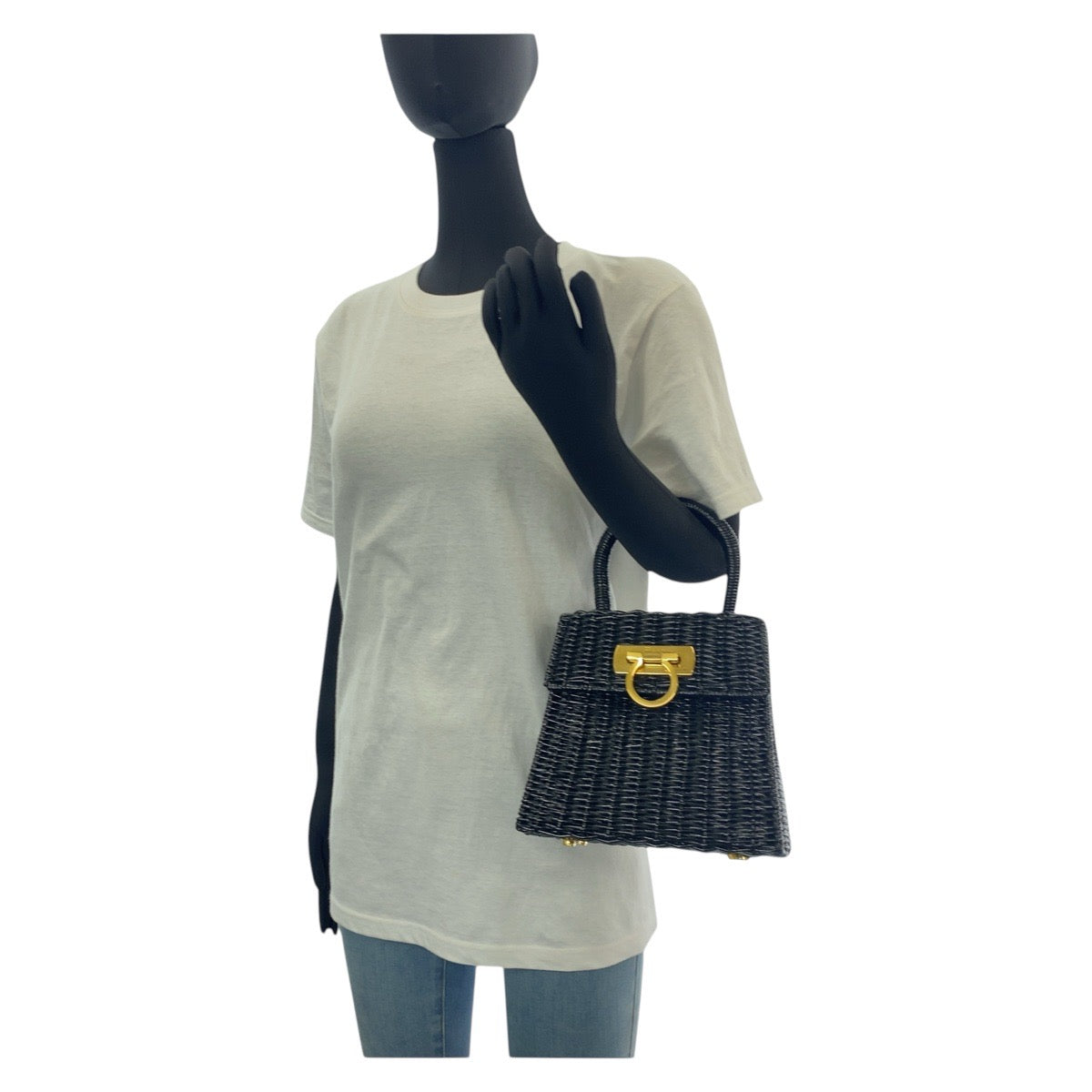 15613
Salvatore Ferragamo サルヴァトーレフェラガモ ガンチーニ ブラック 黒 ゴールド金具 ラタン ハンドバッグ  レディース A160