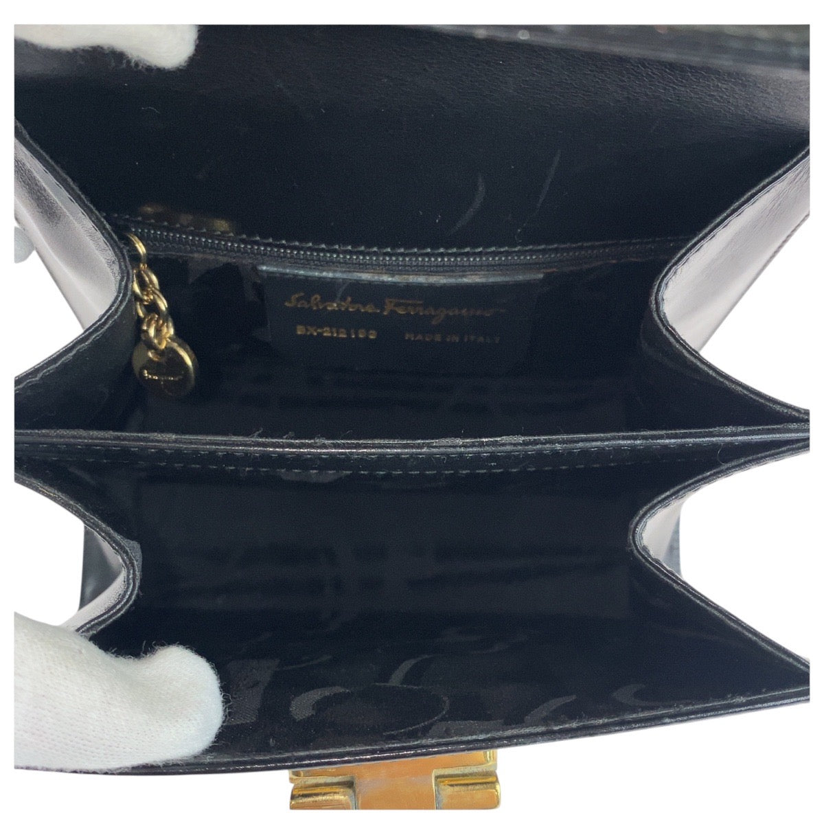 15646
Salvatore Ferragamo サルヴァトーレフェラガモ ガンチーニ ブラック 黒 ゴールド金具 レザー ハンドバッグ  レディース