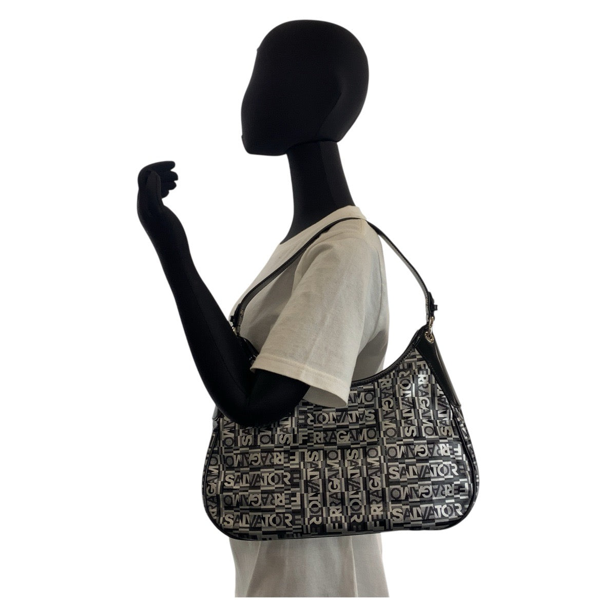 15681
Salvatore Ferragamo サルヴァトーレフェラガモ ブラック 黒 グレー シルバー金具 PVC ショルダーバッグ レディース SA38