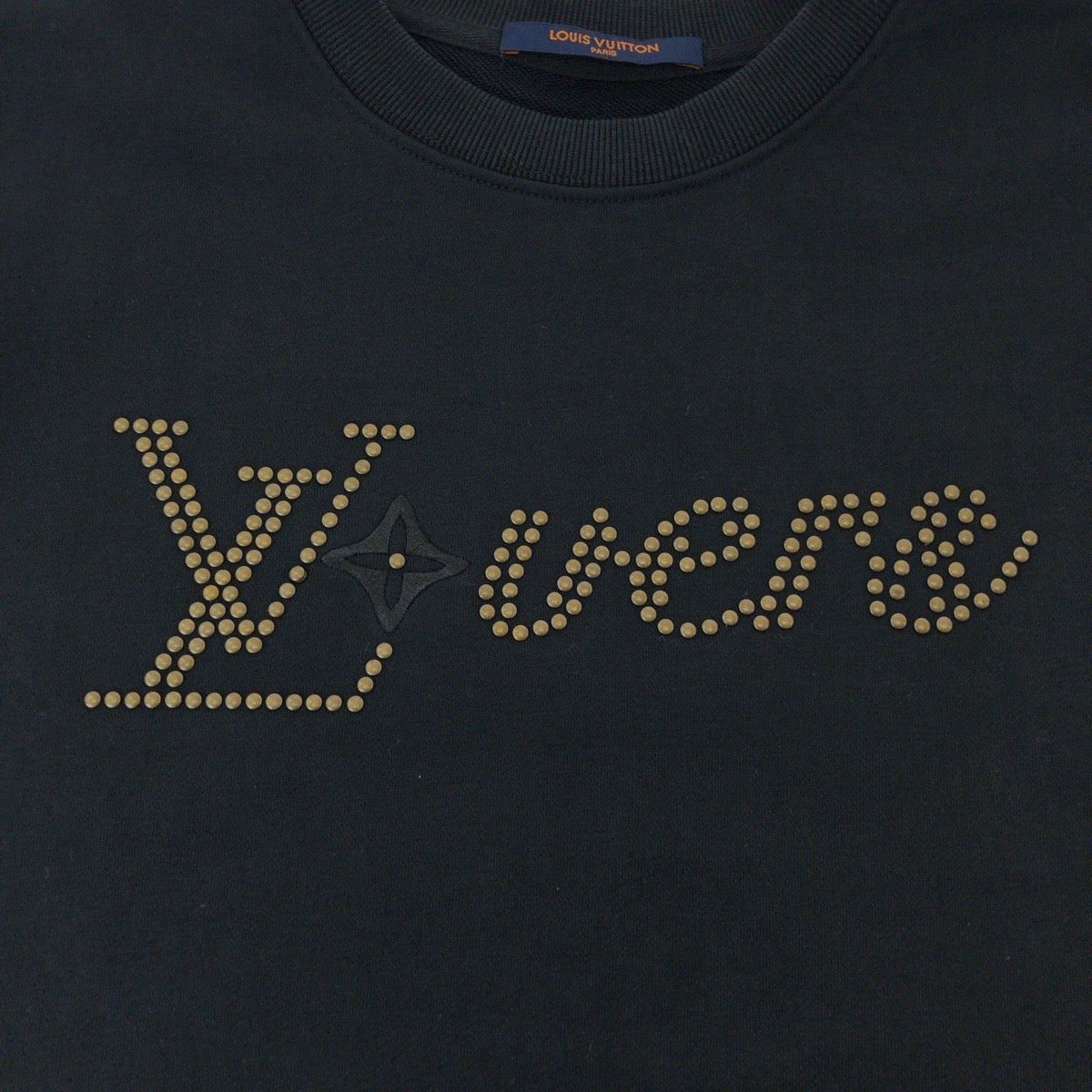 15908
LOUIS VUITTON ルイヴィトン 24SS スタッズ サイズS ブラック 黒 ゴールド金具 RM182M FMB HFY07W スウェット トレーナー  メンズ A130