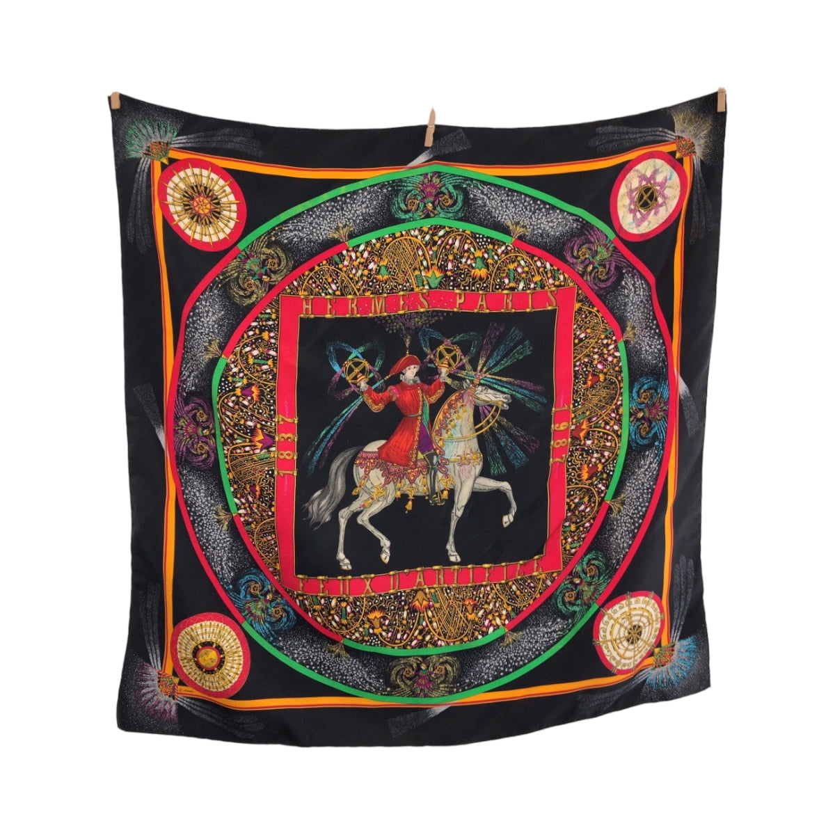 15878
HERMES エルメス カレ90 150周年記念 FEUX D' ARTIFICE 技巧の火 男女兼用 マルチカラー シルク スカーフ 大判スカーフ メンズ AB20