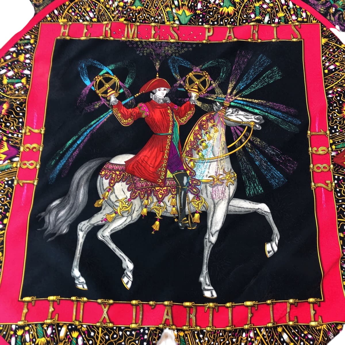 15878
HERMES エルメス カレ90 150周年記念 FEUX D' ARTIFICE 技巧の火 男女兼用 マルチカラー シルク スカーフ 大判スカーフ メンズ AB20