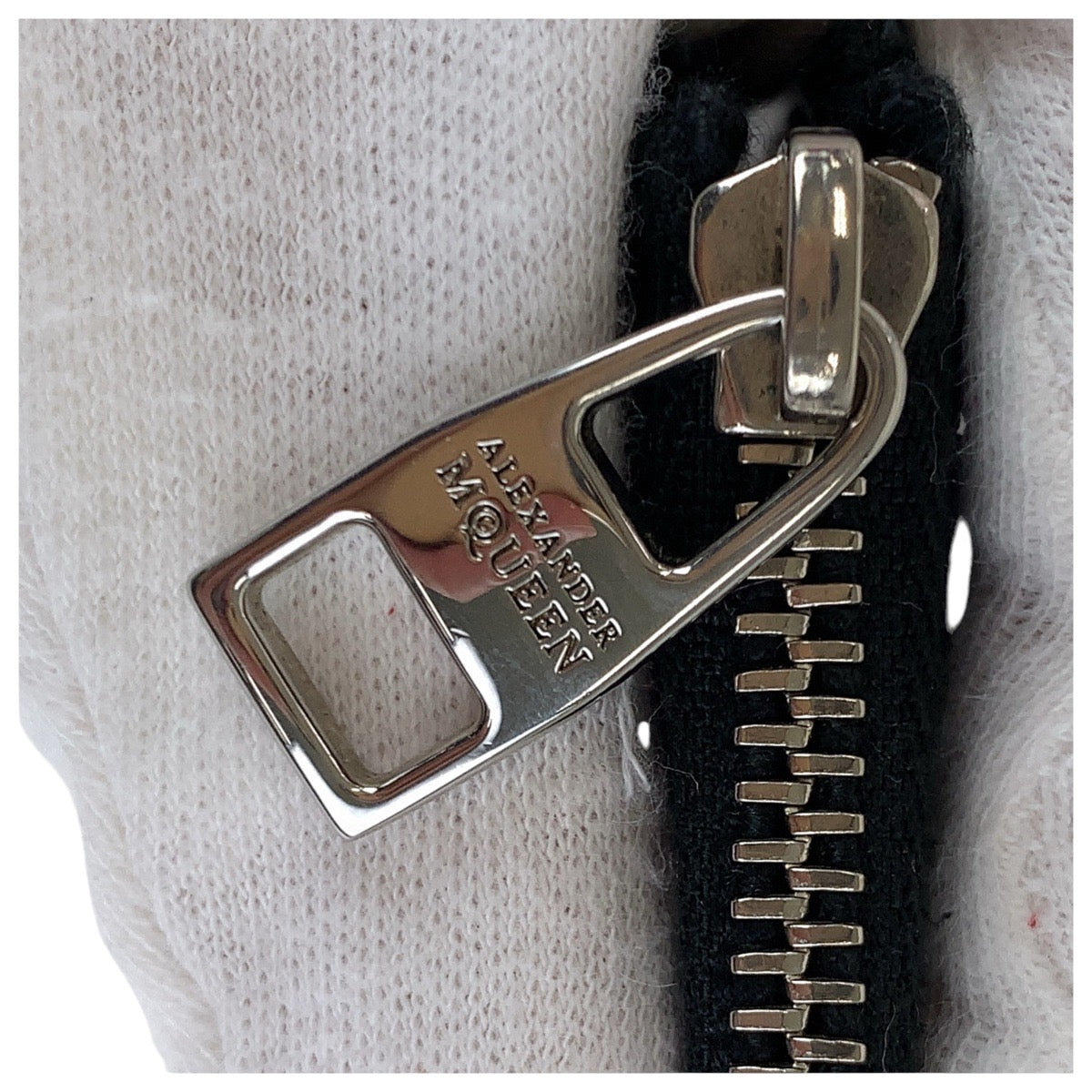 15913
Alexander McQueen アレキサンダーマックイーン ブラック 黒 シルバー金具 レザー コインケース 小銭入れ 男女兼用  レディース