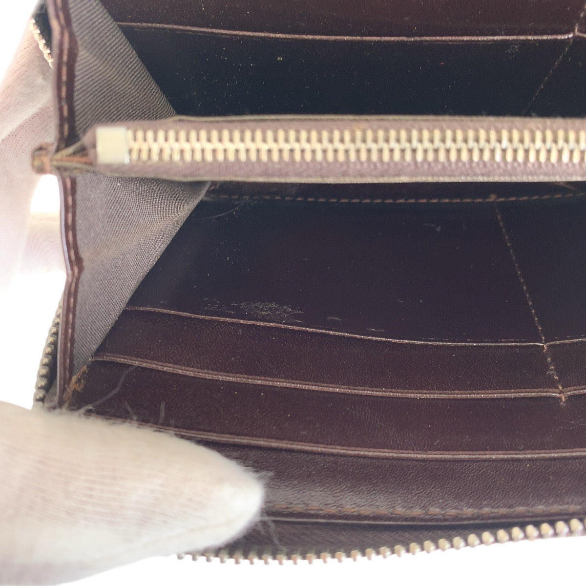15925
FENDI フェンディ ズッカ ブラウン シルバー金具 キャンバス / レザー 長財布 ラウンドファスナー 男女兼用  レディース