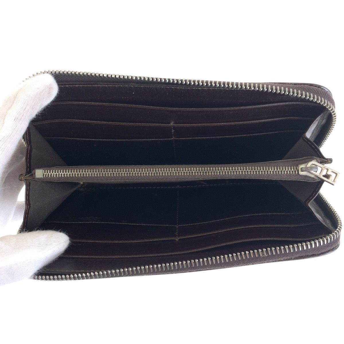 15925
FENDI フェンディ ズッカ ブラウン シルバー金具 キャンバス / レザー 長財布 ラウンドファスナー 男女兼用  レディース