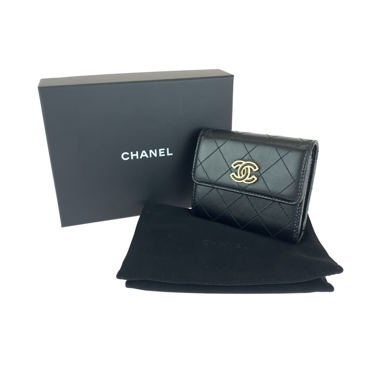 15927
CHANEL シャネル マトラッセ ココマーク ブラック 黒 ゴールド金具 ラムスキン 折財布 コンパクトウォレット  レディース