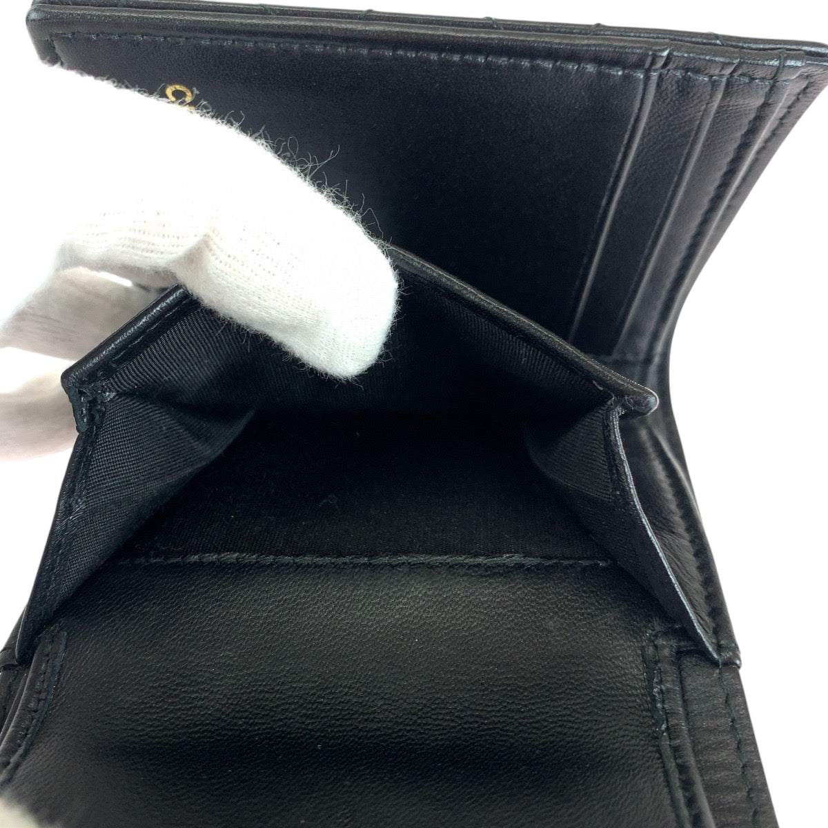 15927
CHANEL シャネル マトラッセ ココマーク ブラック 黒 ゴールド金具 ラムスキン 折財布 コンパクトウォレット  レディース