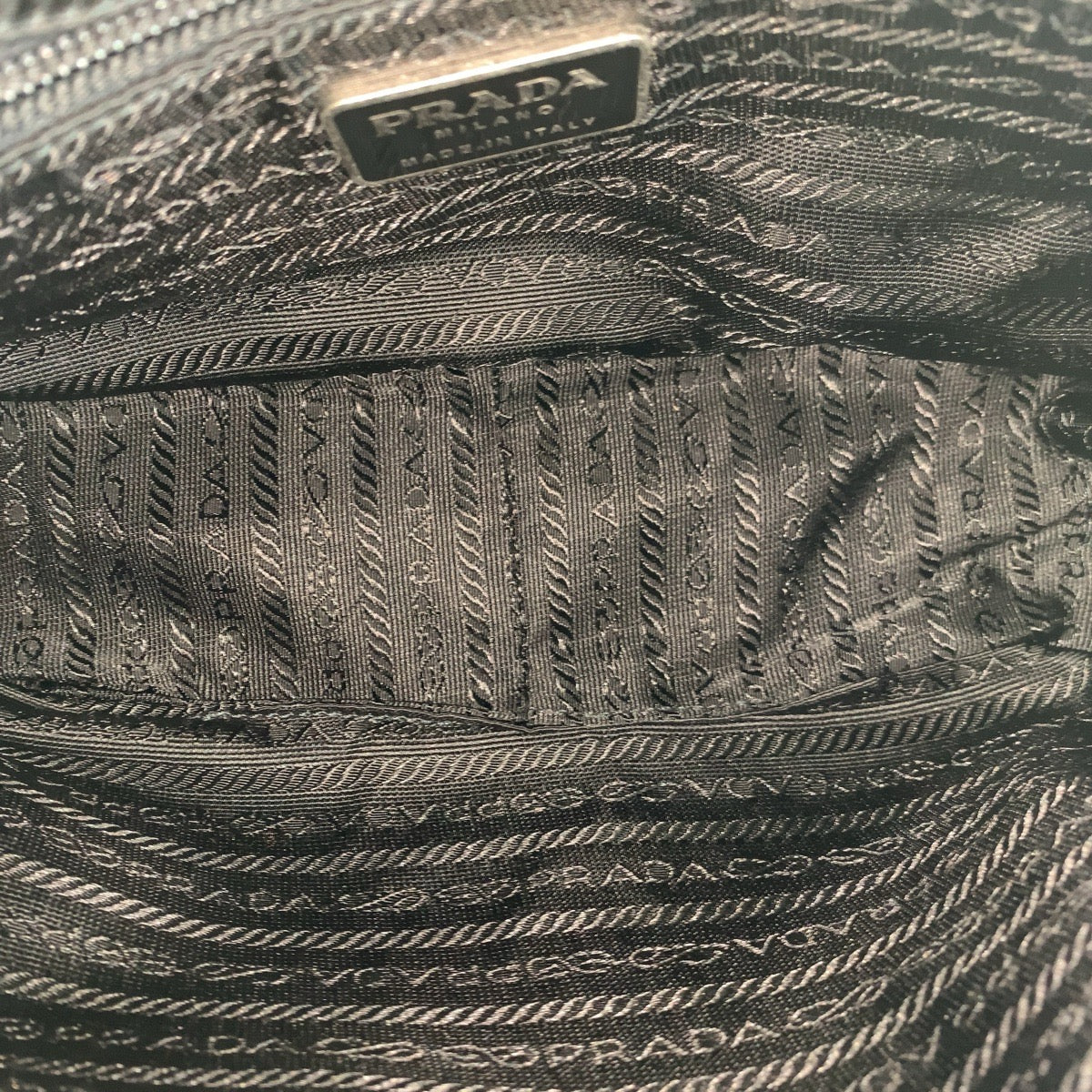 15929
PRADA プラダ ブラック 黒 シルバー金具 レザー ショルダーバッグ メッセンジャーバッグ レディース ABP