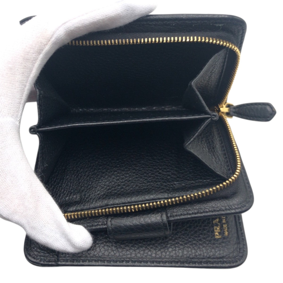 16034
PRADA プラダ ブラック 黒 ゴールド レザー 二つ折り財布 折財布 コンパクトウォレット  レディース