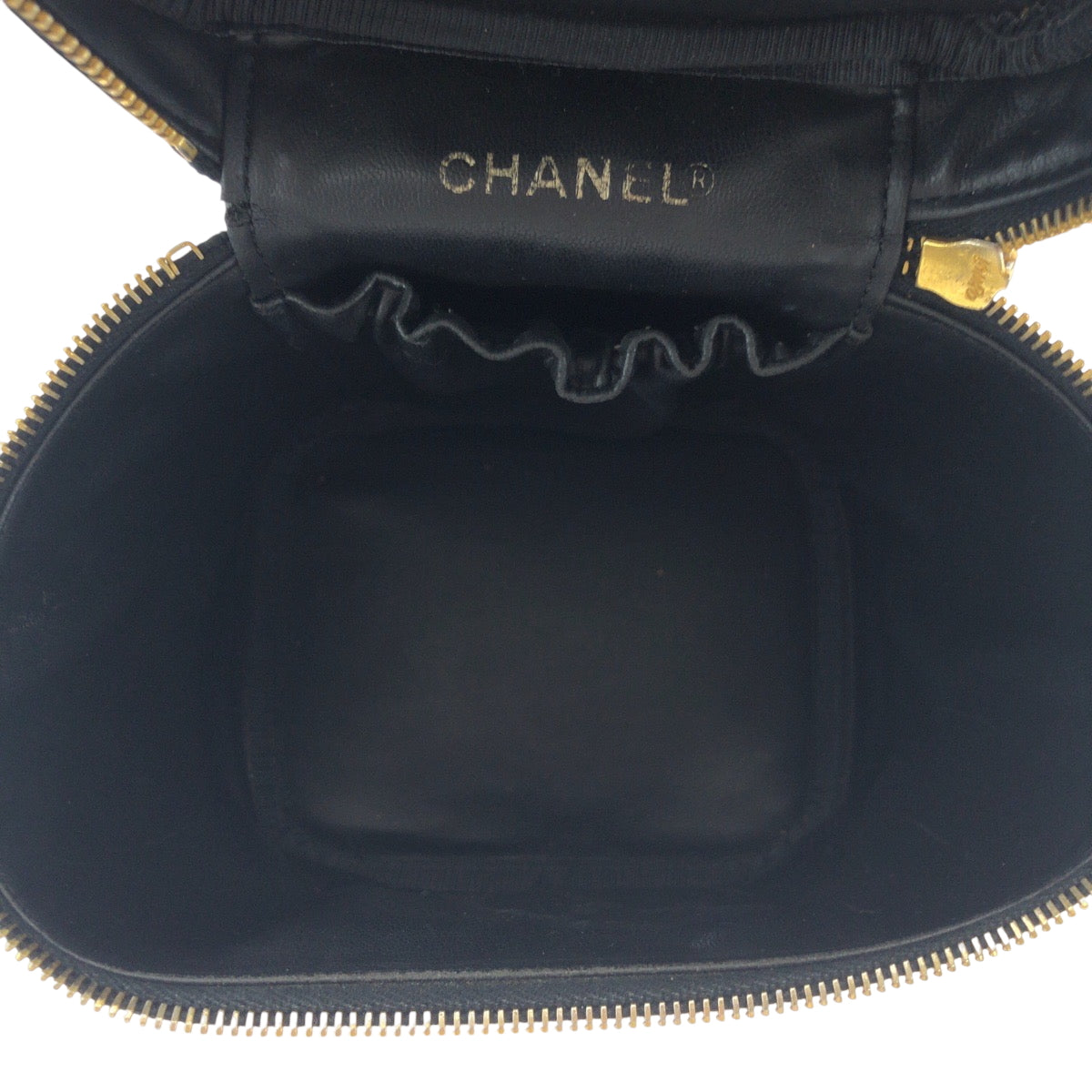 16053
CHANEL シャネル ココマーク ブラック 黒 ゴールド金具 キャビアスキン ハンドバッグ バニティポーチ  レディース AB63