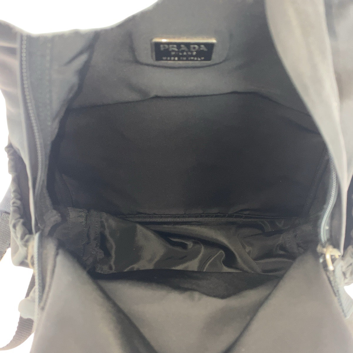 16058
PRADA プラダ テスート 三角ロゴプレート ブラック 黒 シルバー金具 ナイロン リュック バックパック 男女兼用  レディース AB40