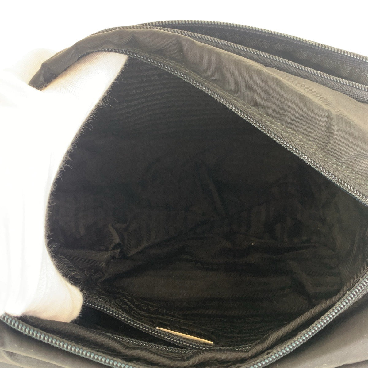 16203
PRADA プラダ テスート 三角ロゴプレート ブラック 黒 シルバー金具 ナイロン / レザー ショルダーバッグ ポシェット  レディース ABP35