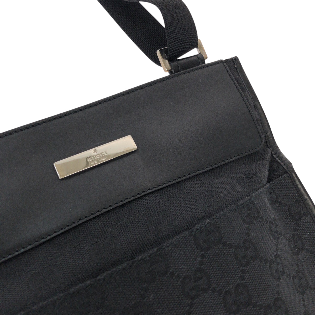 16253
GUCCI グッチ ブラック 黒 シルバー金具 GGキャンバス 27639 ショルダーバッグ サコッシュ  レディース A40