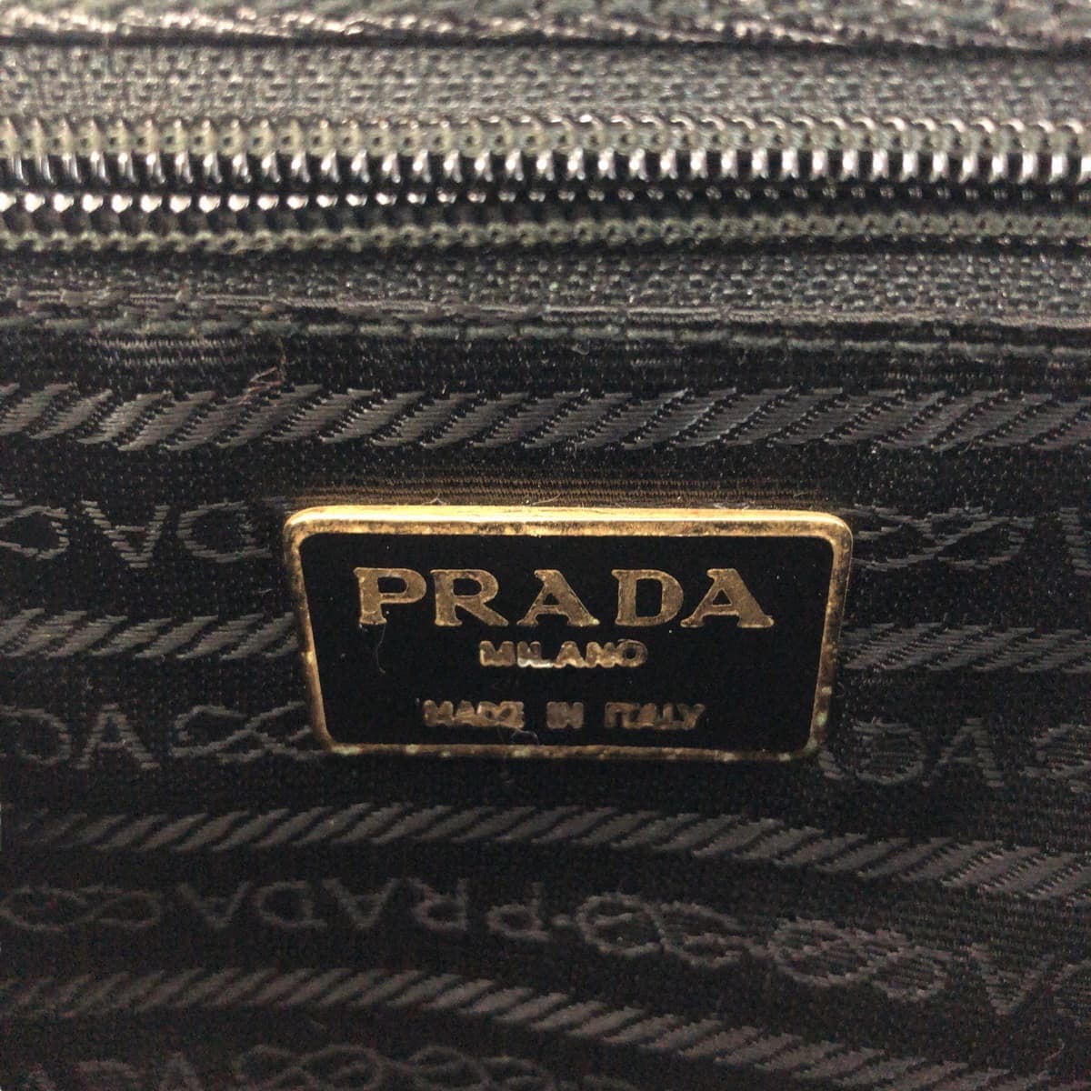 16281
PRADA プラダ ヴィンテージ サフィアーノ ロゴ ブラック 黒 ゴールド金具 レザー セカンドバッグ クラッチバッグ  レディース A26