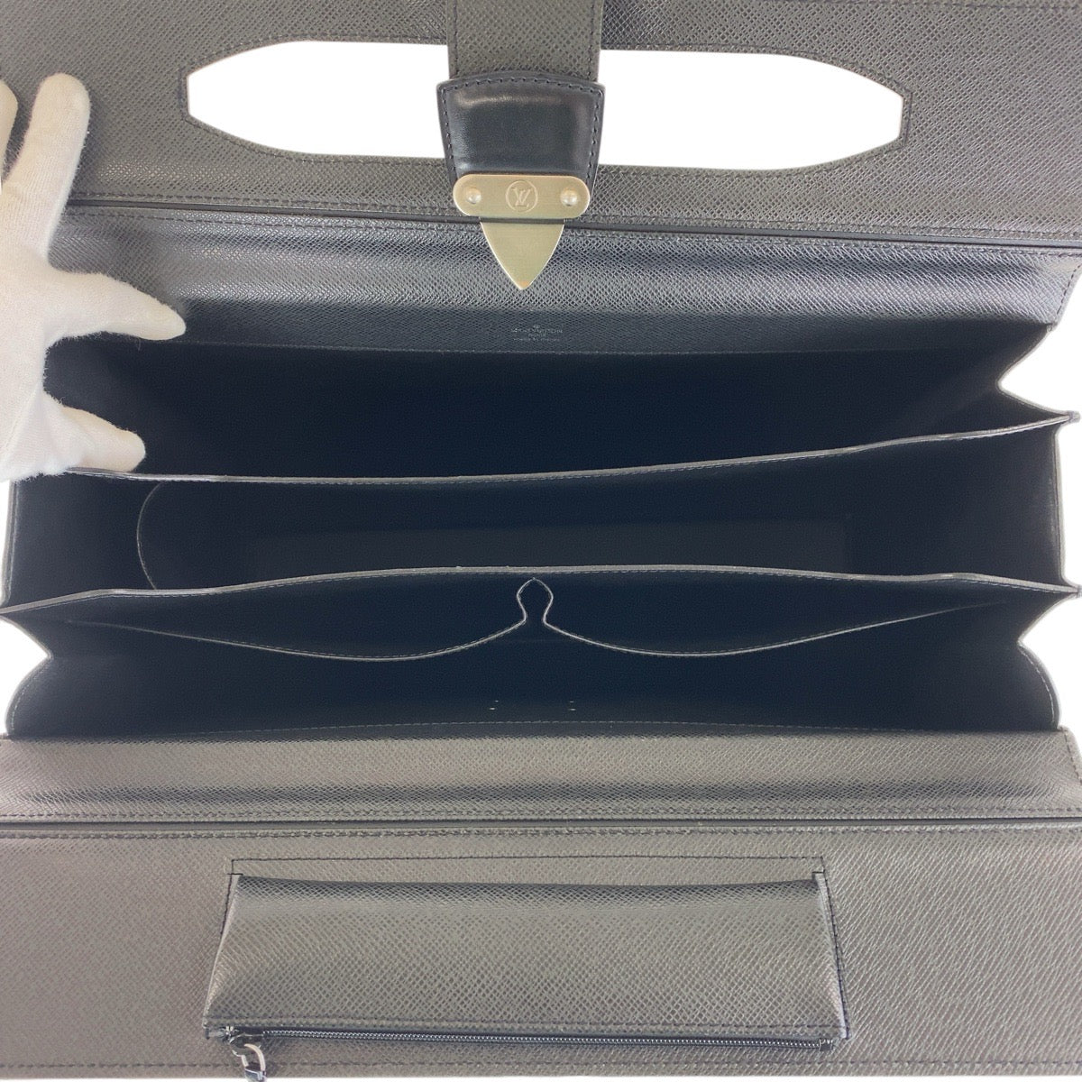 16321
LOUIS VUITTON ルイヴィトン タイガ ピロットケース ウラル ブラック 黒 シルバー金具 レザー M30022 ビジネスバッグ ブリーフケース  メンズ A66