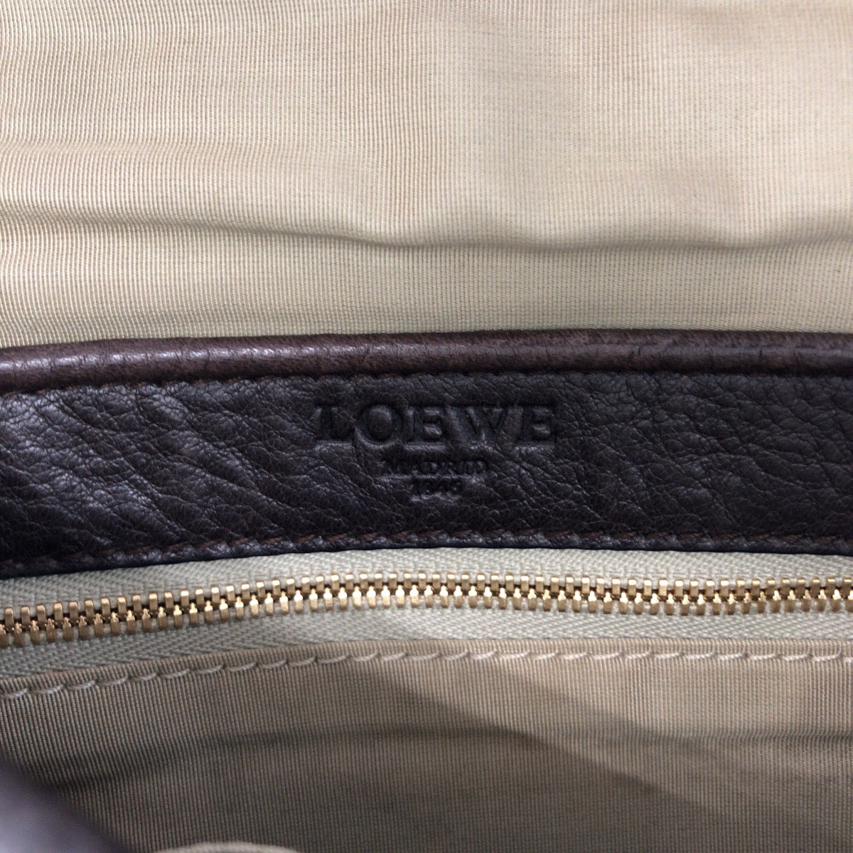 16418
LOEWE ロエベ ヘリテージ ロゴ ダークブラウン ゴールド金具 レザー ショルダーバッグ ポシェット  レディース ABP40