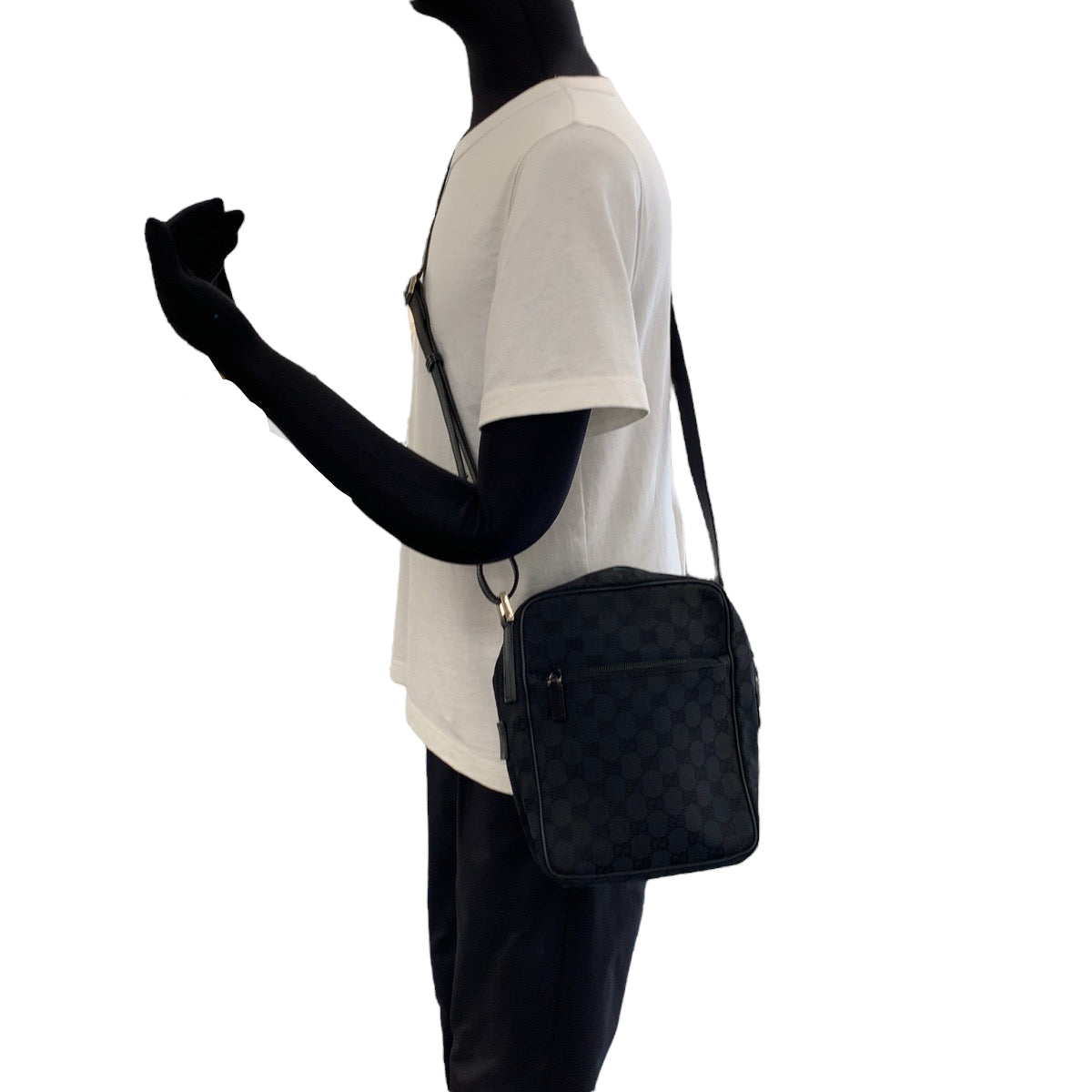 16496
GUCCI グッチ 男女兼用 ブラック 黒 シルバー金具 GGキャンバス ショルダーバッグ ポシェット  レディース