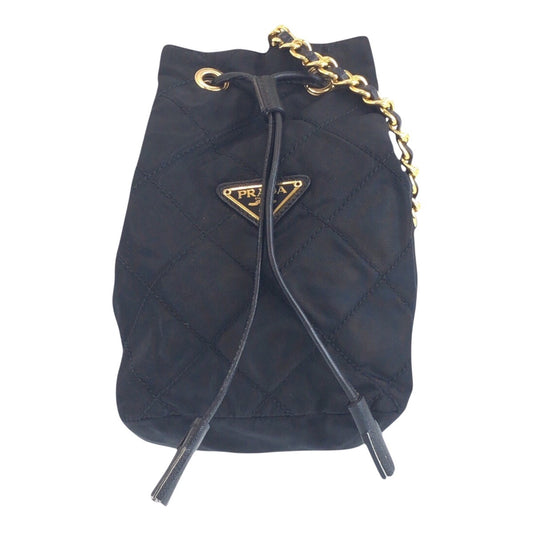 16509
PRADA プラダ ヴィンテージ テスート 三角ロゴプレート ブラック 黒 ゴールド金具 ナイロン / レザー 斜め掛け ショルダーバッグ 巾着 タッセル  レディース