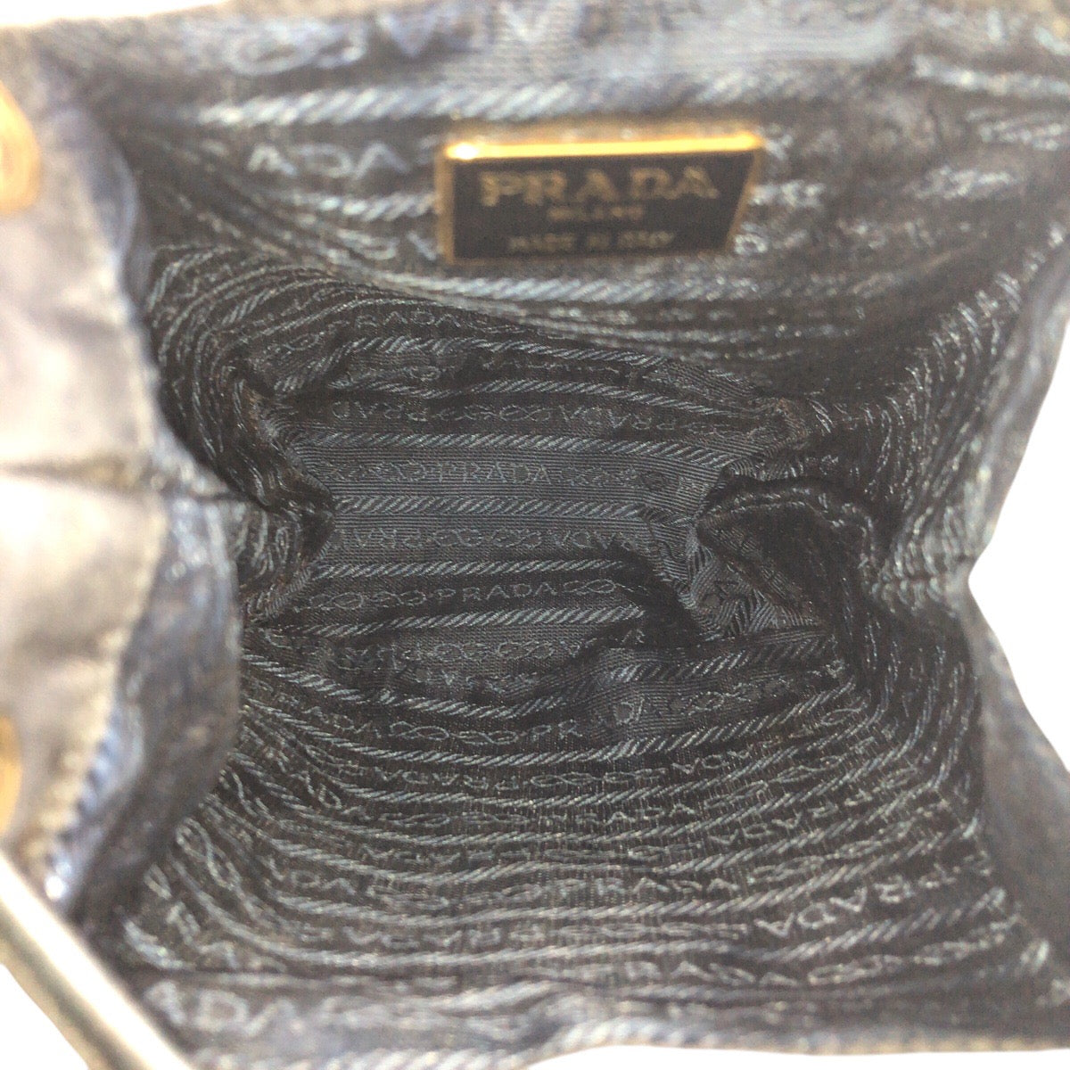 16509
PRADA プラダ ヴィンテージ テスート 三角ロゴプレート ブラック 黒 ゴールド金具 ナイロン / レザー 斜め掛け ショルダーバッグ 巾着 タッセル  レディース
