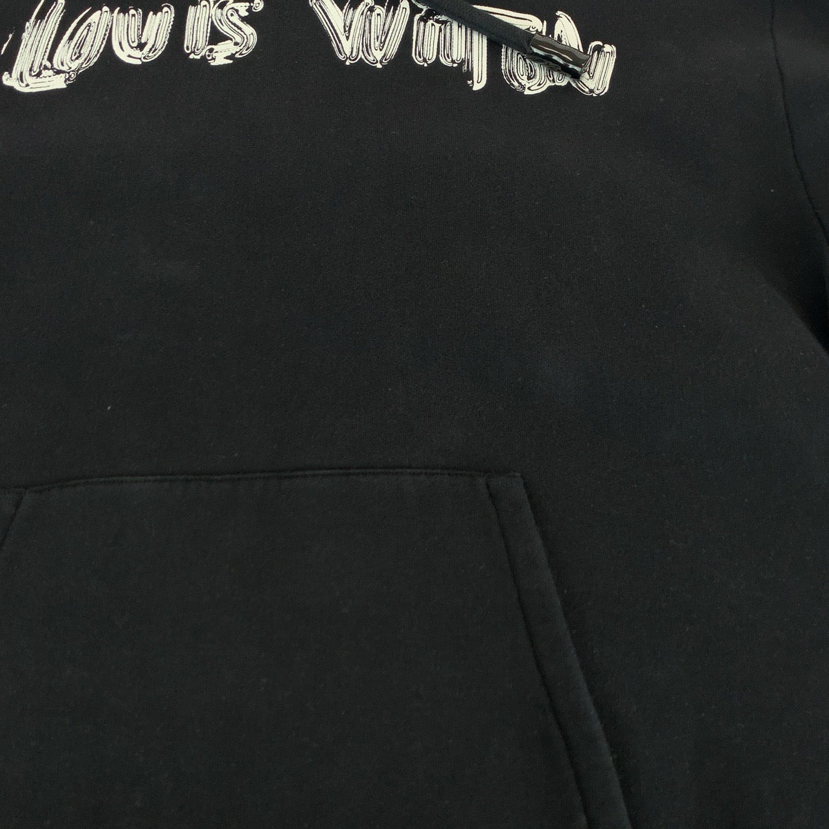 17269
LOUIS VUITTON ルイヴィトン 1A9SVO ロゴ グラフィックフーディ  サイズXXL ブラック 黒 ホワイト コットン RM221 IHN HMY78W パーカー フーディー  メンズ A70