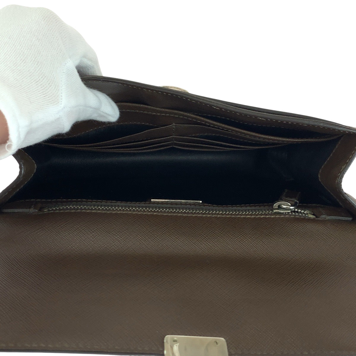 16639
PRADA プラダ サフィアーノ 三角ロゴプレート ブラウン シルバー金具 レザー クラッチバッグ セカンドバッグ  メンズ ABP40