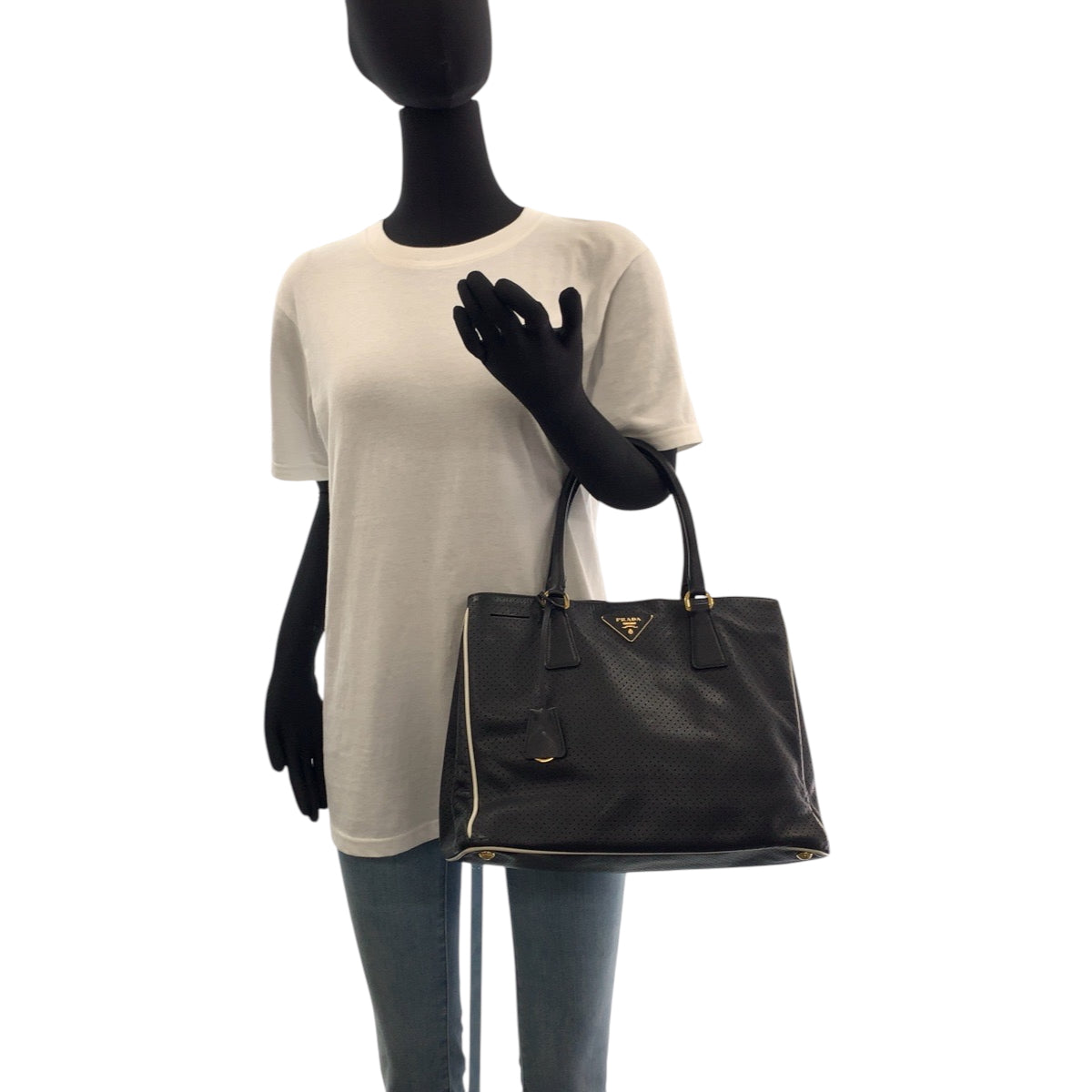 16656
PRADA プラダ サフィアーノ パンチング 三角ロゴプレート ブラック 黒 ホワイト ゴールド金具 レザー BN1875 トートバッグ ハンドバッグ レディース ABP50