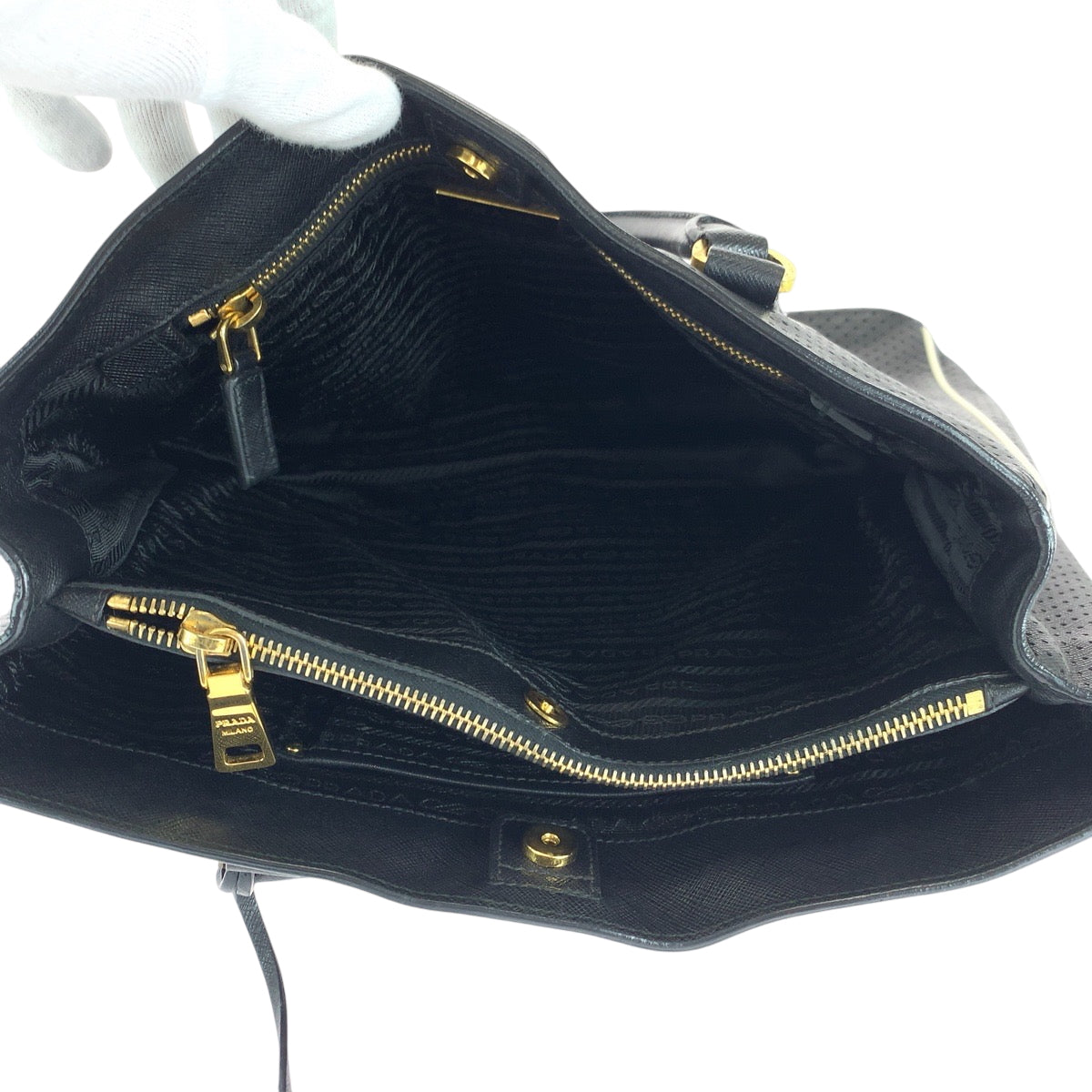 16656
PRADA プラダ サフィアーノ パンチング 三角ロゴプレート ブラック 黒 ホワイト ゴールド金具 レザー BN1875 トートバッグ ハンドバッグ レディース ABP50