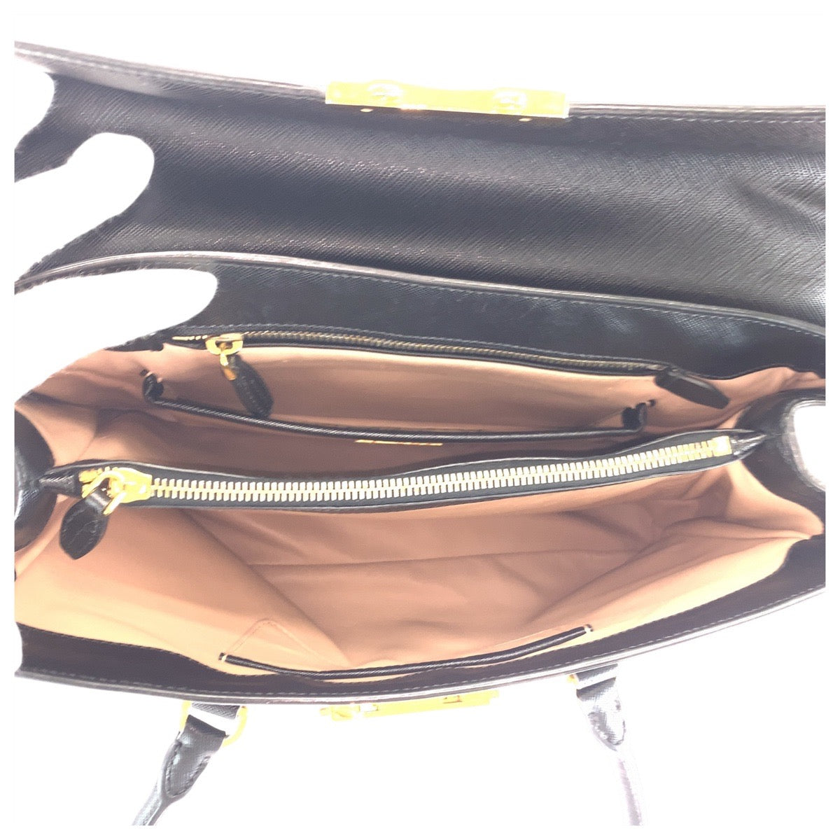 16672
PRADA プラダ サフィアーノ ブラック 黒 ゴールド金具 レザー ハンドバッグ ショルダーバッグ レディース ABP63