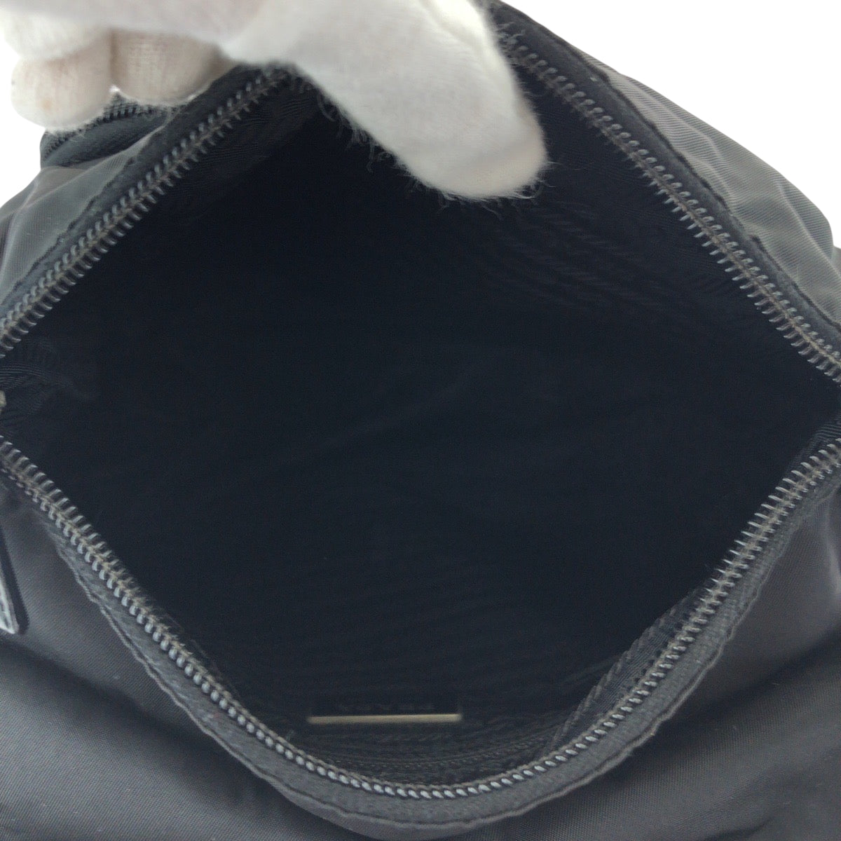 16733
PRADA プラダ テスート 三角ロゴプレート ブラック 黒 シルバー金具 ナイロン ショルダーバッグ ポシェット  レディース ABP39