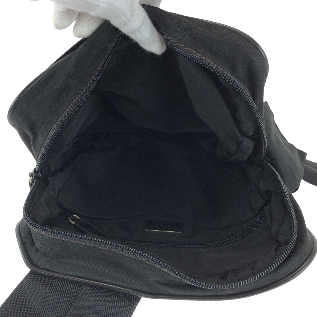 16763
PRADA プラダ テスート 三角ロゴプレート ブラック 黒 シルバー金具 ナイロン ショルダーバッグ メッセンジャーバッグ  メンズ ABP39