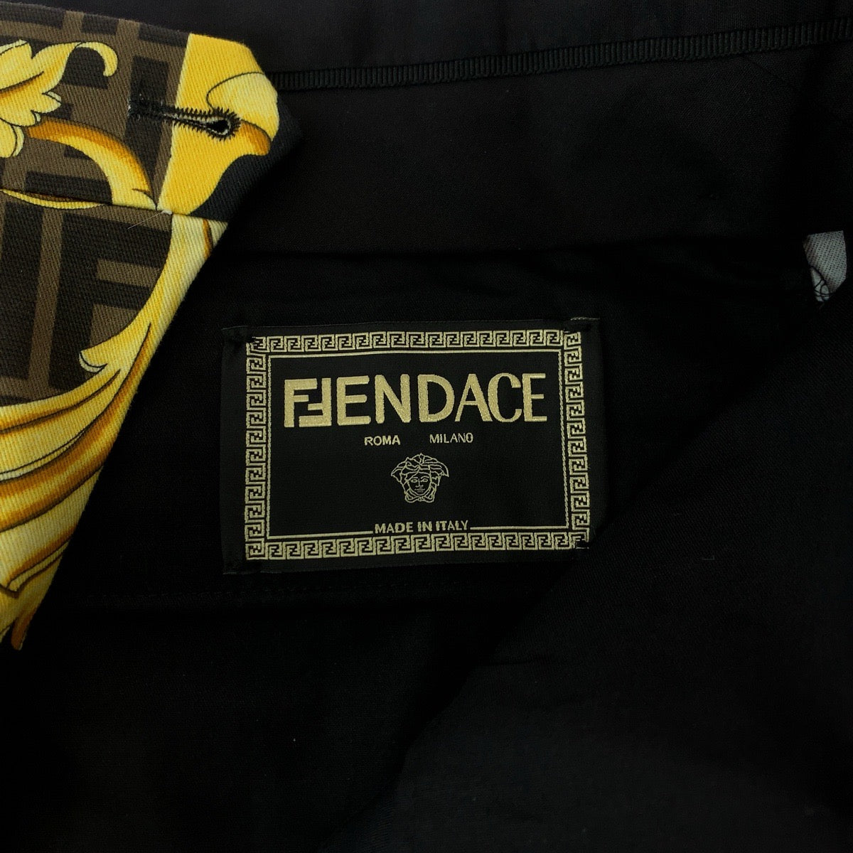 16806
VERSACE ヴェルサーチ フェンダーチェ ヴェルサーチェ フェンディ サイズ50 ブラウン イエロー コットン FB0521 AKCD ハーフパンツ  メンズ