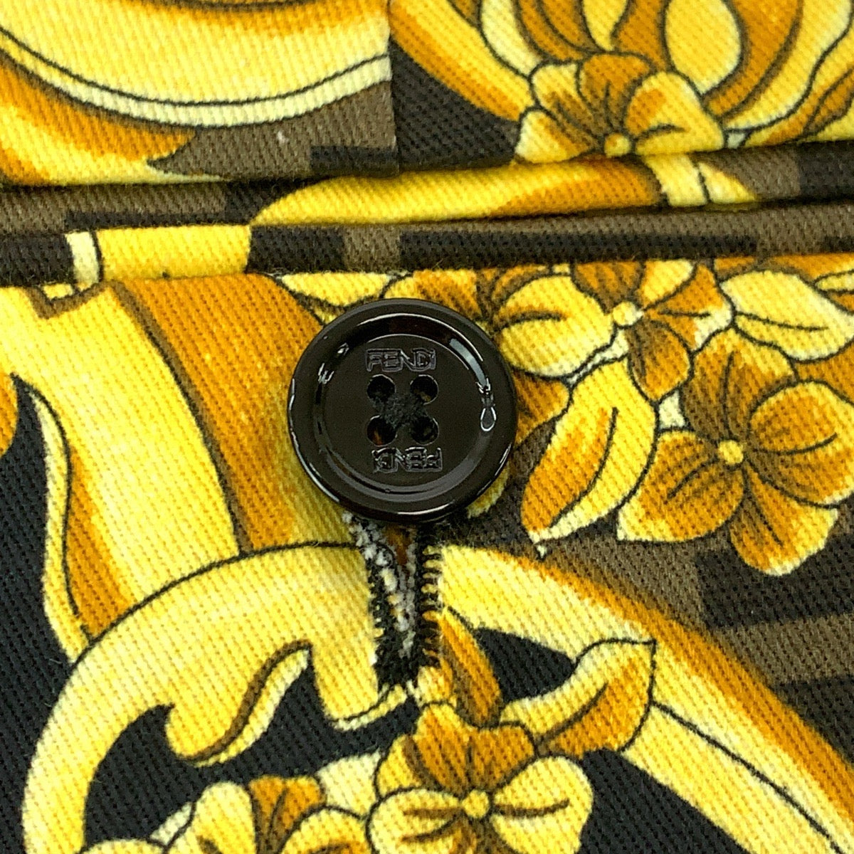 16806
VERSACE ヴェルサーチ フェンダーチェ ヴェルサーチェ フェンディ サイズ50 ブラウン イエロー コットン FB0521 AKCD ハーフパンツ  メンズ