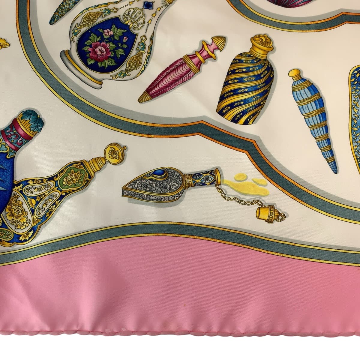 16719
HERMES エルメス 香水瓶 カレ90 ピンク マルチカラー シルク 大判スカーフ  レディース