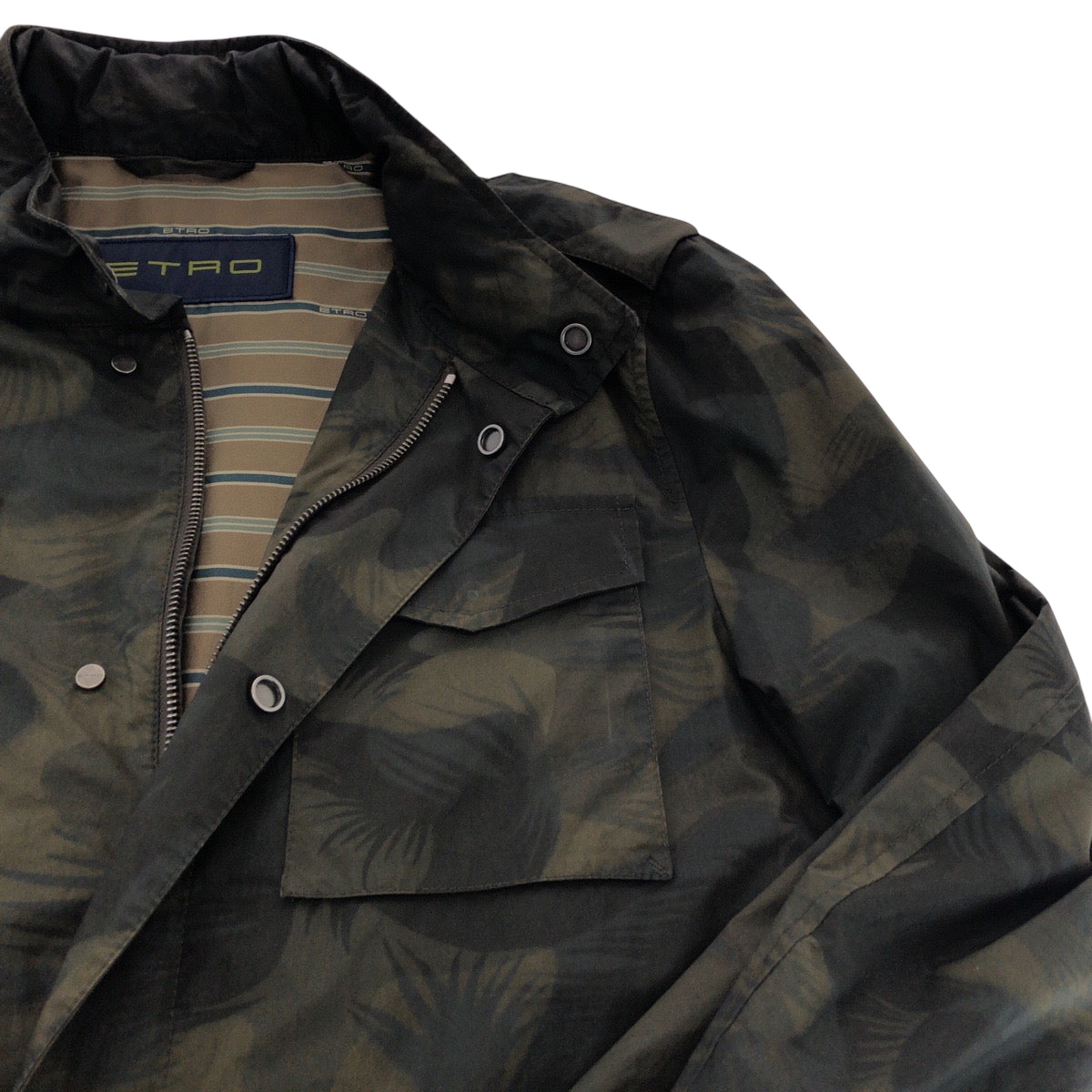 16807
ETRO エトロ ボタニカル柄 サイズL カーキ シルバー金具 ナイロン ジェケット ミリタリージャケット  メンズ A21