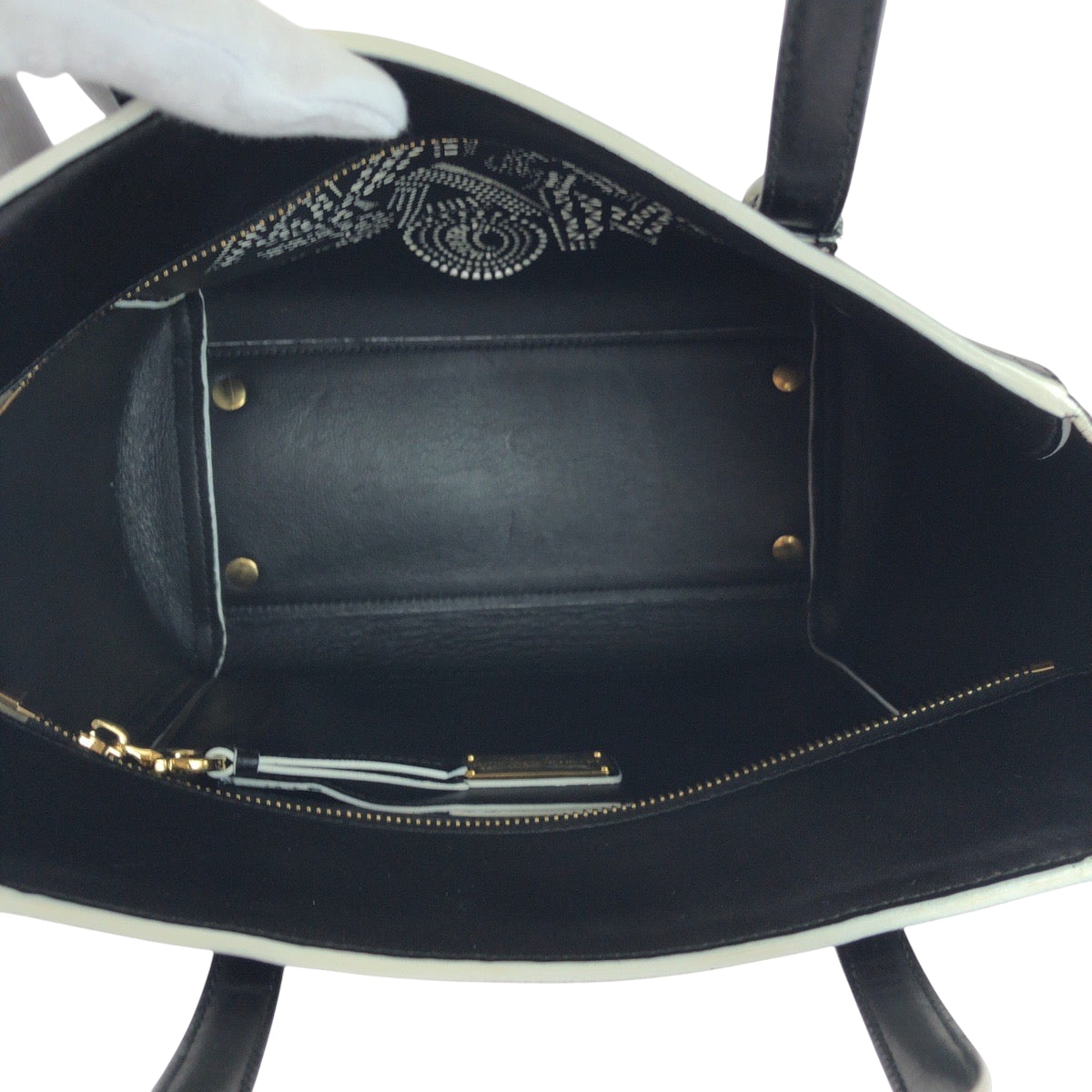 16822
Salvatore Ferragamo サルヴァトーレフェラガモ ボニーレタリングロゴ ブラック 黒 ホワイト シルバー金具 レザー 21 G284 トートバッグ ハンドバッグ  レディース