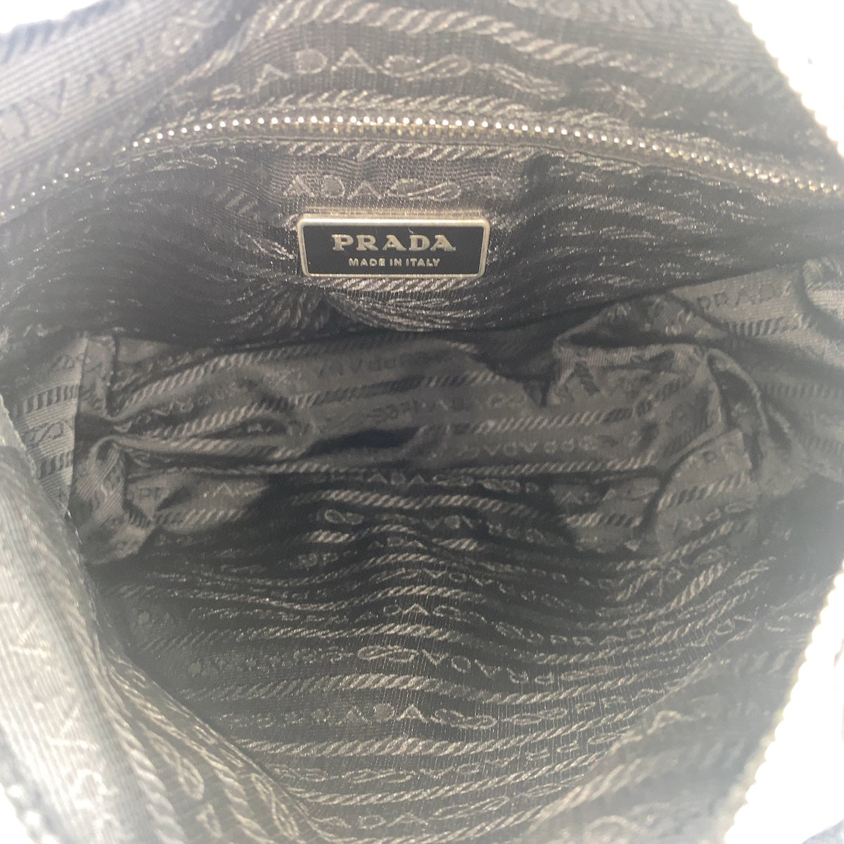 16879
PRADA プラダ テスート 三角ロゴプレート ブラック 黒 シルバー金具 ナイロン 斜め掛け ショルダーバッグ 男女兼用  メンズ AB40