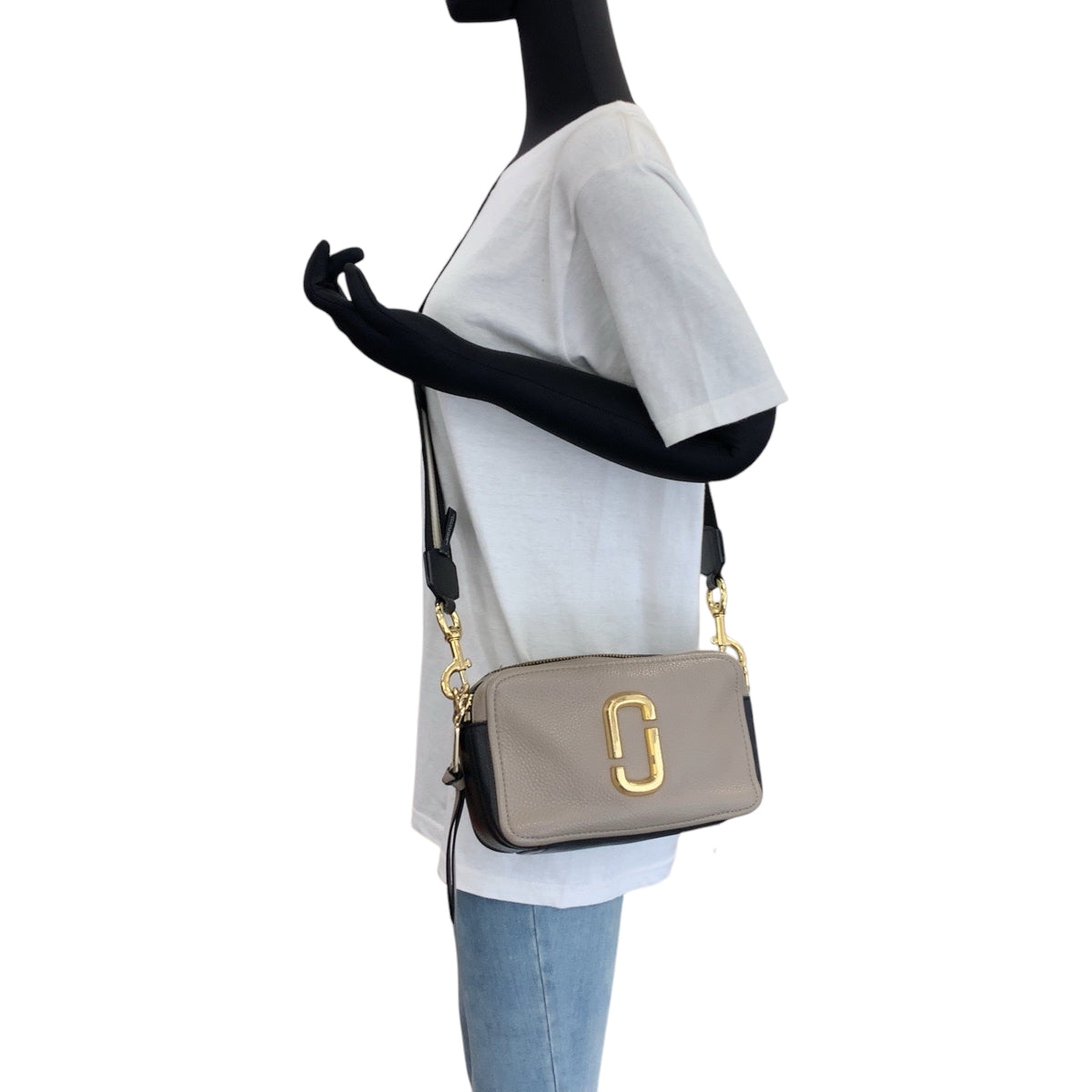 16900
MARC BY MARC JACOBS マークバイマークジェイコブス ベージュ ブラック ゴールド金具 レザー F SE 2250 ショルダーバッグ ポシェット  レディース AB11