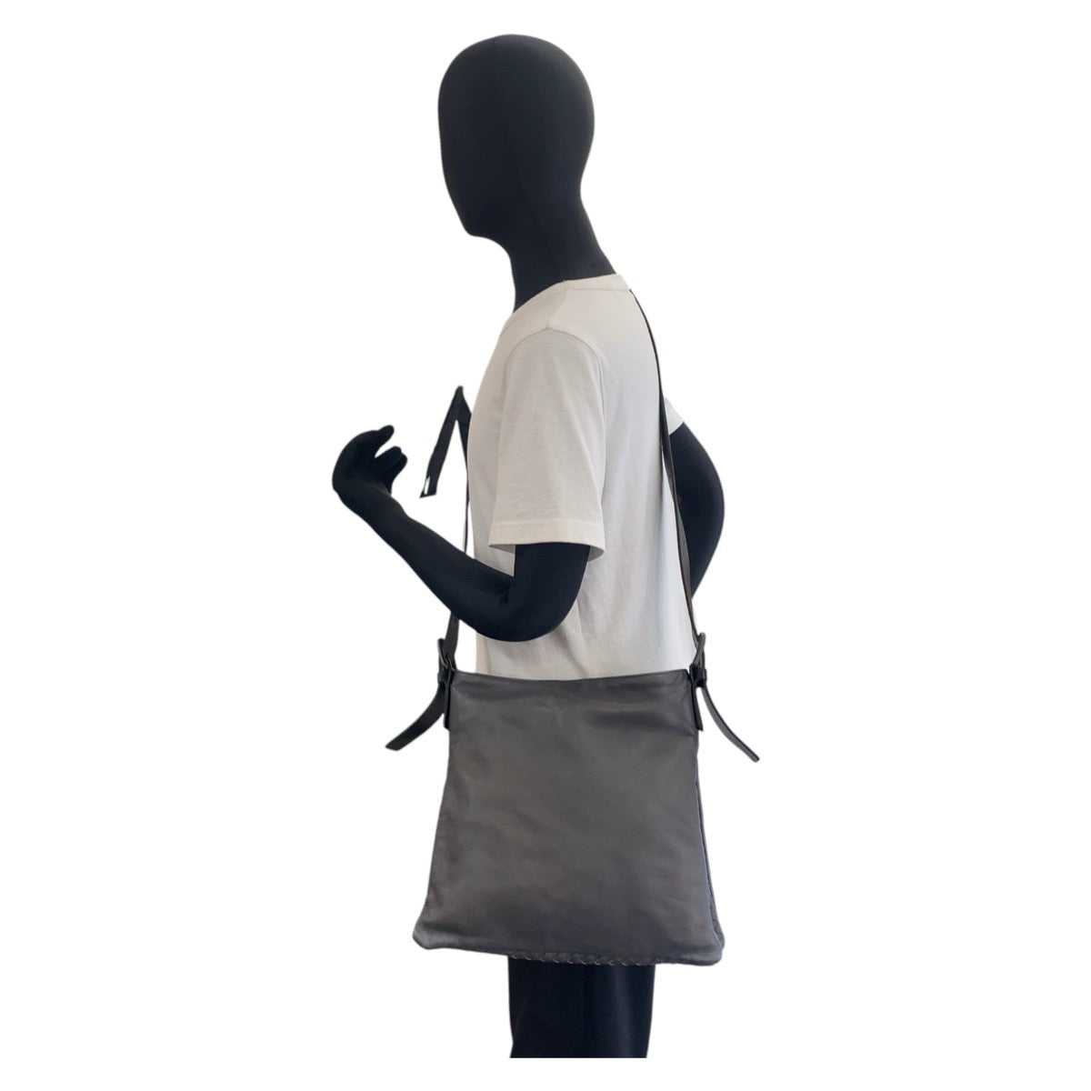 16904
BOTTEGAVENETA ボッテガヴェネタ イントレチャート グレー ブラック 黒 レザー 7692 ショルダーバッグ メッセンジャーバッグ  メンズ ABP56