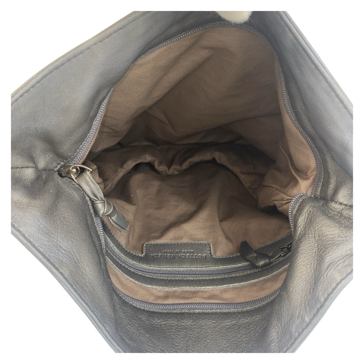 16904
BOTTEGAVENETA ボッテガヴェネタ イントレチャート グレー ブラック 黒 レザー 7692 ショルダーバッグ メッセンジャーバッグ  メンズ ABP56