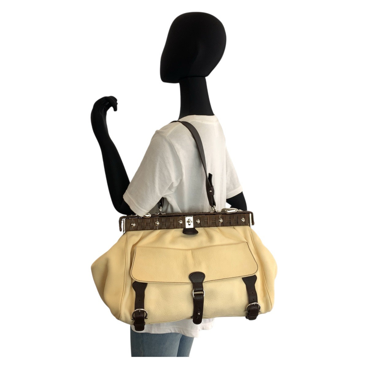 16905
Salvatore Ferragamo サルヴァトーレフェラガモ ベージュ アイボリー シルバー金具 レザー EZ-21 6954 ショルダーバッグ  レディース AB35