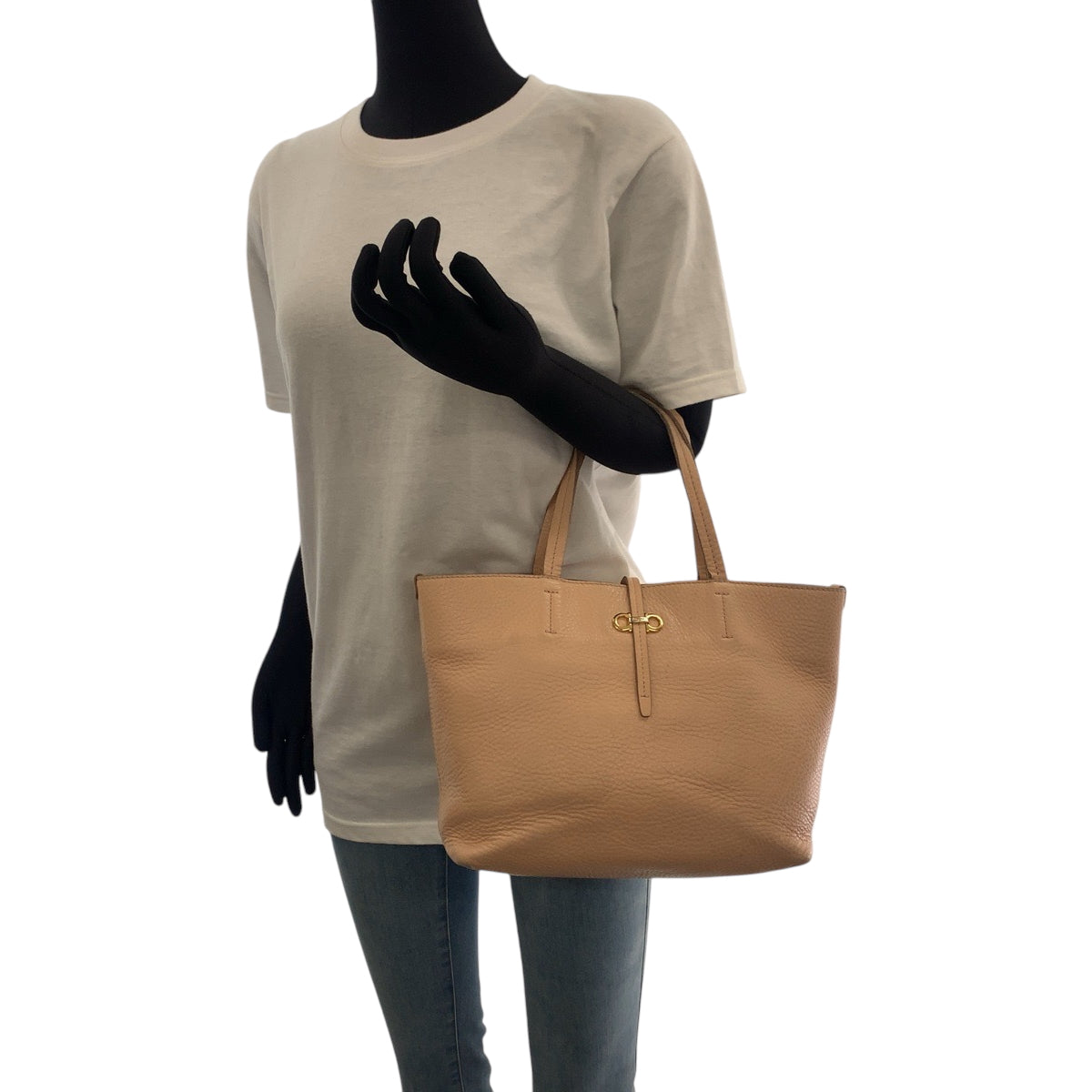 16907
Salvatore Ferragamo サルヴァトーレフェラガモ ガンチーニ ベージュ ゴールド金具 レザー トートバッグ ハンドバッグ  レディース AB9