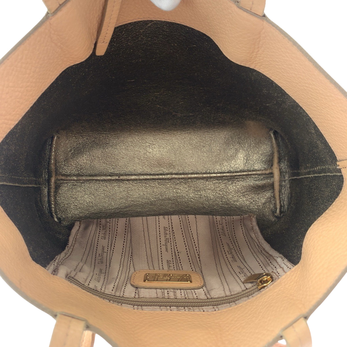 16907
Salvatore Ferragamo サルヴァトーレフェラガモ ガンチーニ ベージュ ゴールド金具 レザー トートバッグ ハンドバッグ  レディース AB9
