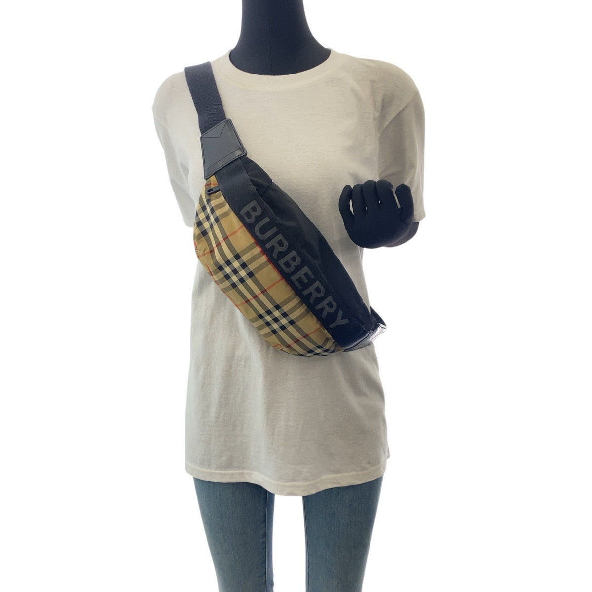 16912
BURBERRY バーバリー チェック柄 ベージュ ブラック ナイロン ボディバッグ バムバッグ 男女兼用  レディース ABP48