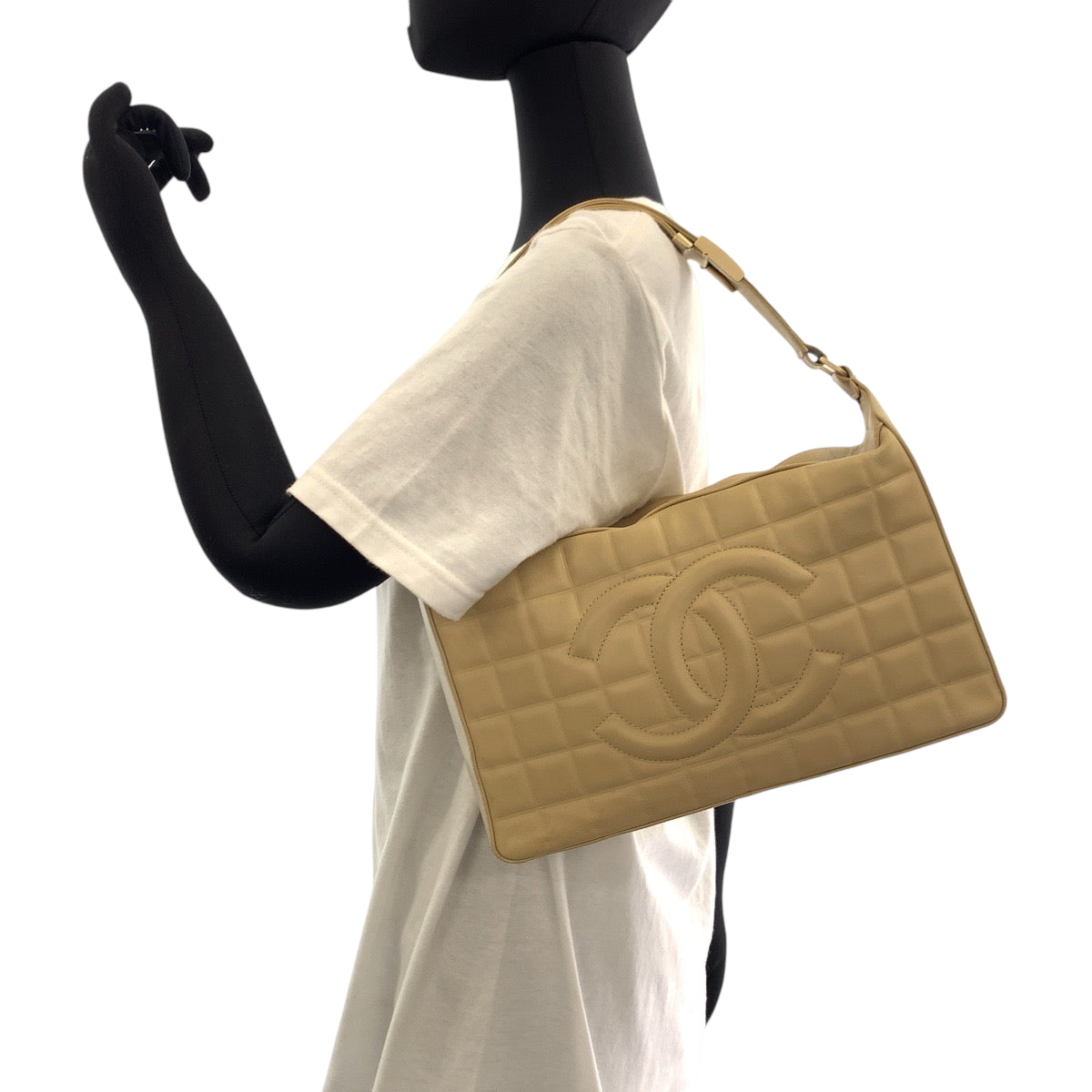 17012
CHANEL シャネル ヴィンテージ チョコバー ココマーク ベージュ ゴールド金具 ラムスキン ショルダーバッグ ハンドバッグ  レディース AB130