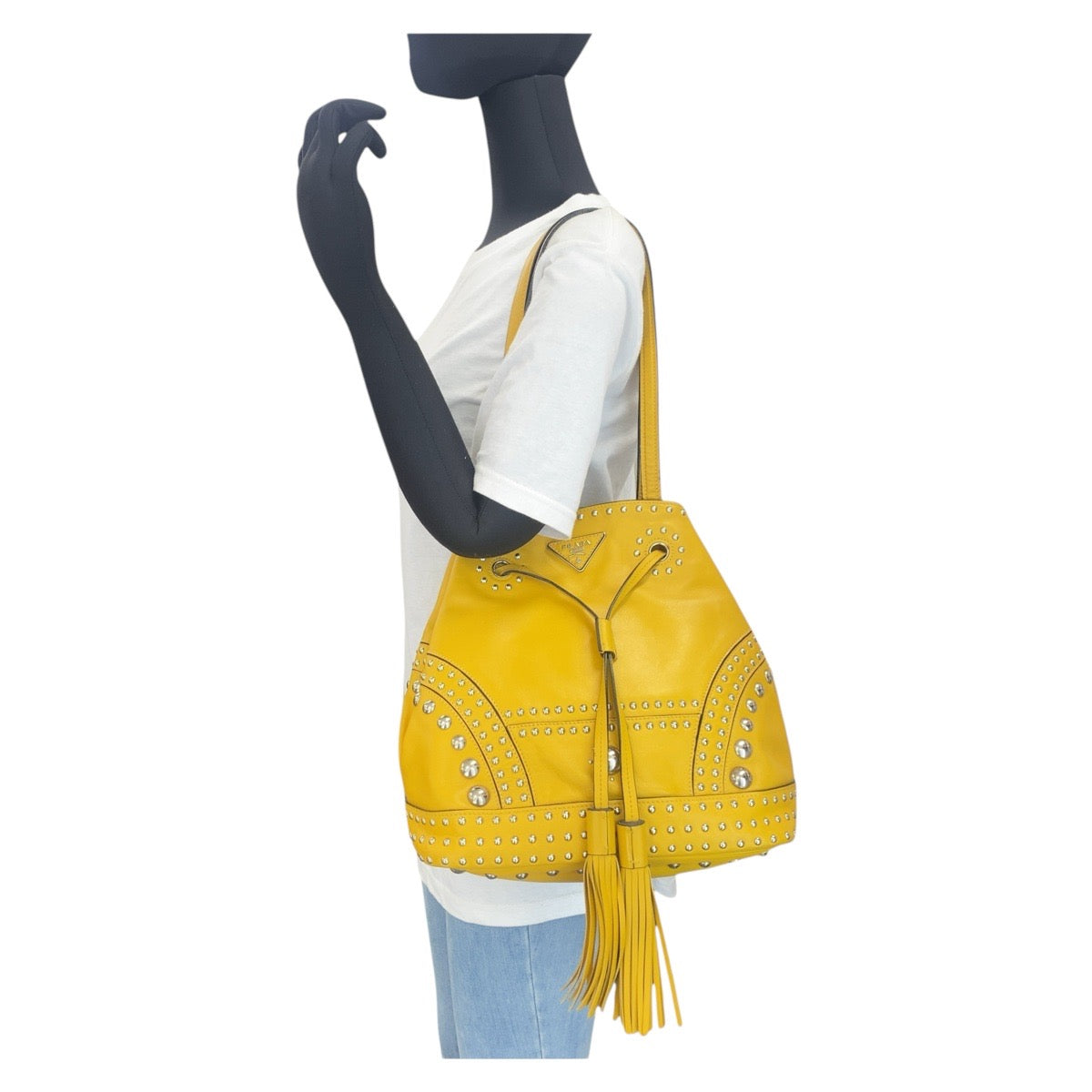 17037
PRADA プラダ 三角ロゴプレート イエロー シルバー金具 レザー ショルダーバッグ 巾着 タッセル スタッズ  レディース AB78